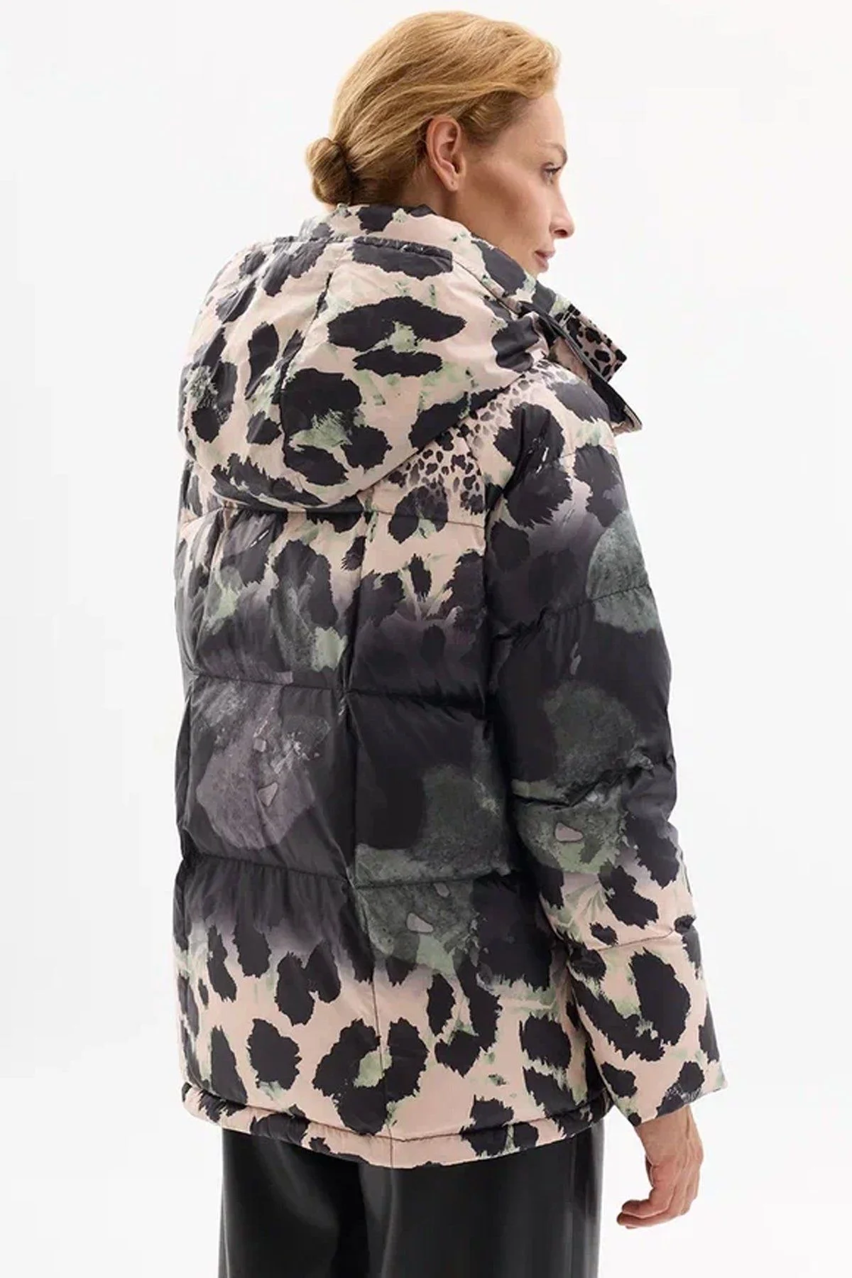 Яркая куртка с абстрактным принтом на натуральном утеплителе, 56р