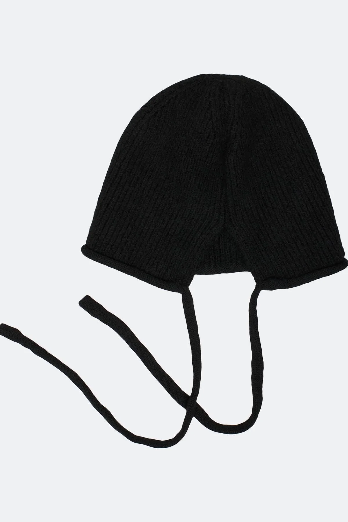 Черная шапка-чепчик с завязками, One