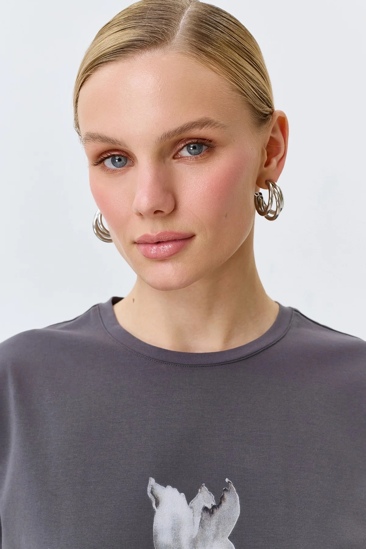 Серая футболка с флоральным принтом прямого силуэта, 46