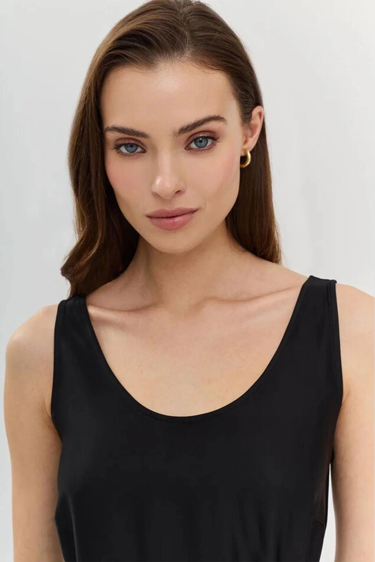 Классическое платье прямого кроя с круглым вырезом горловины, 42р