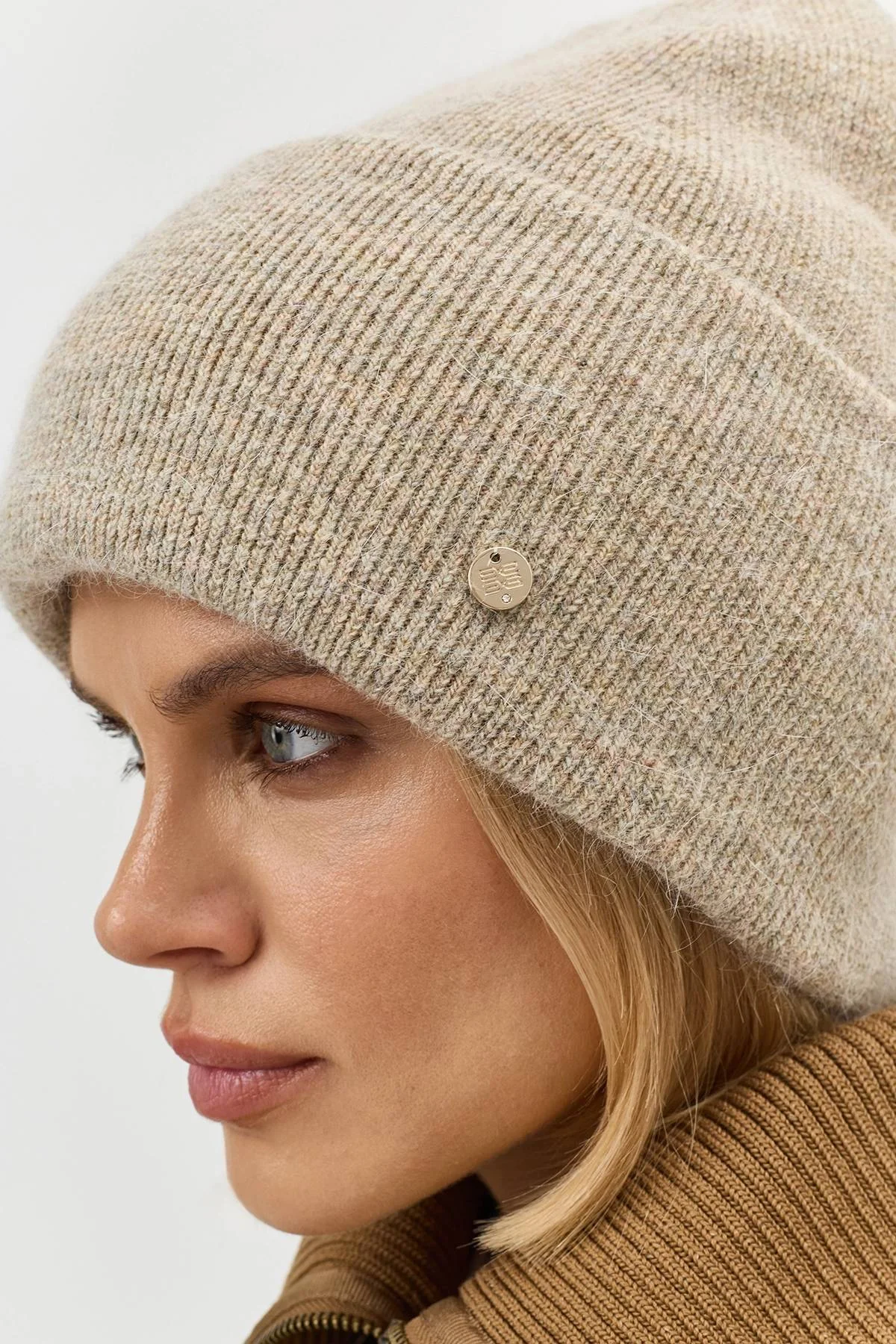 Шапка в рубчик с декором, One