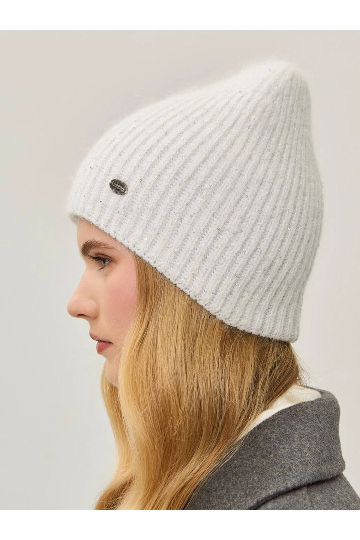 Шапка белая, One