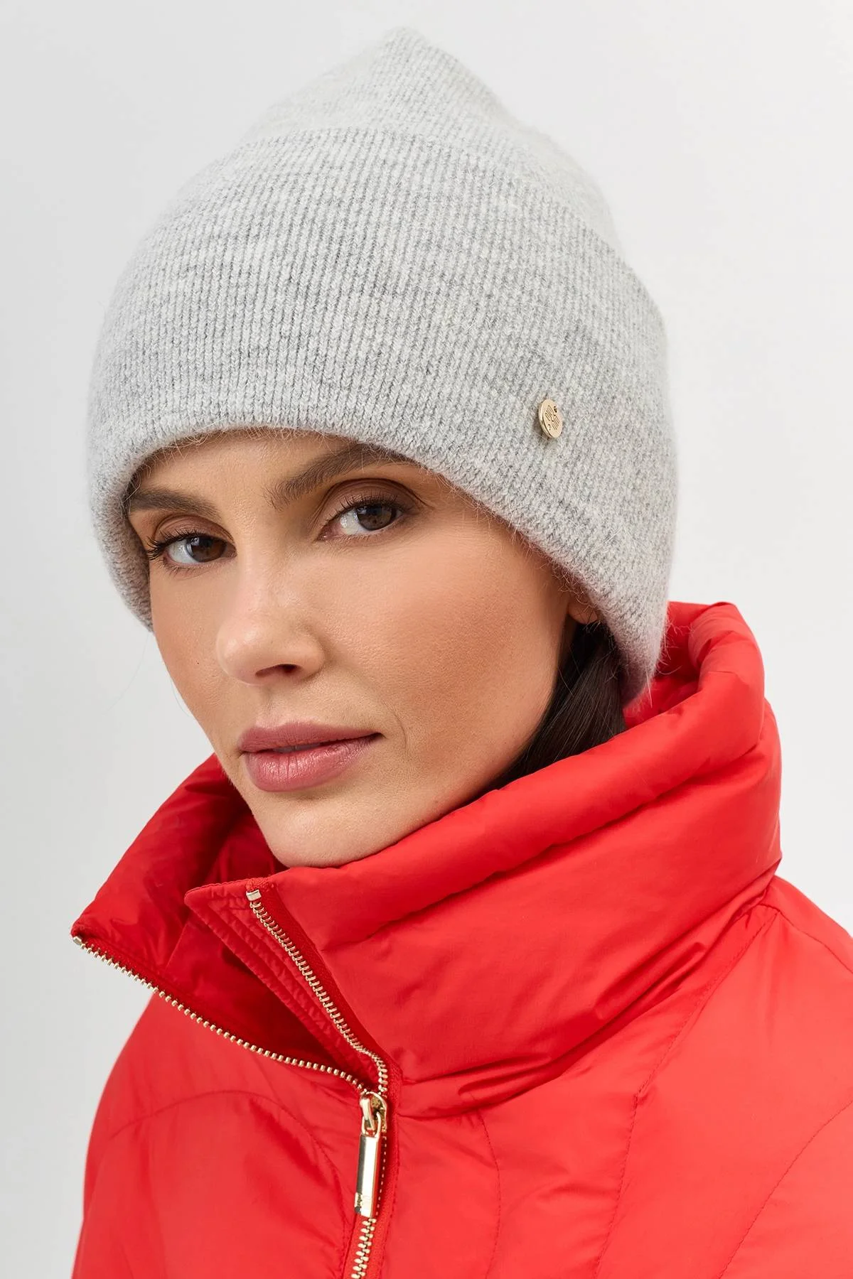 Серая шапка в рубчик с декором, One