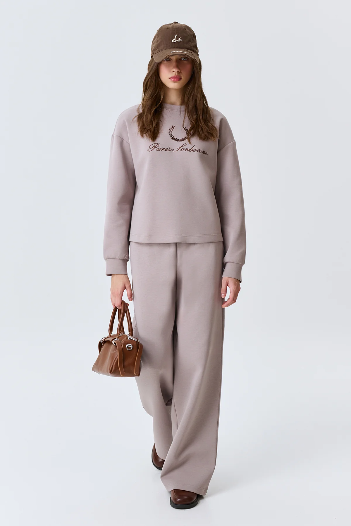 Oversize свитшот с деликатной вышивкой, 52