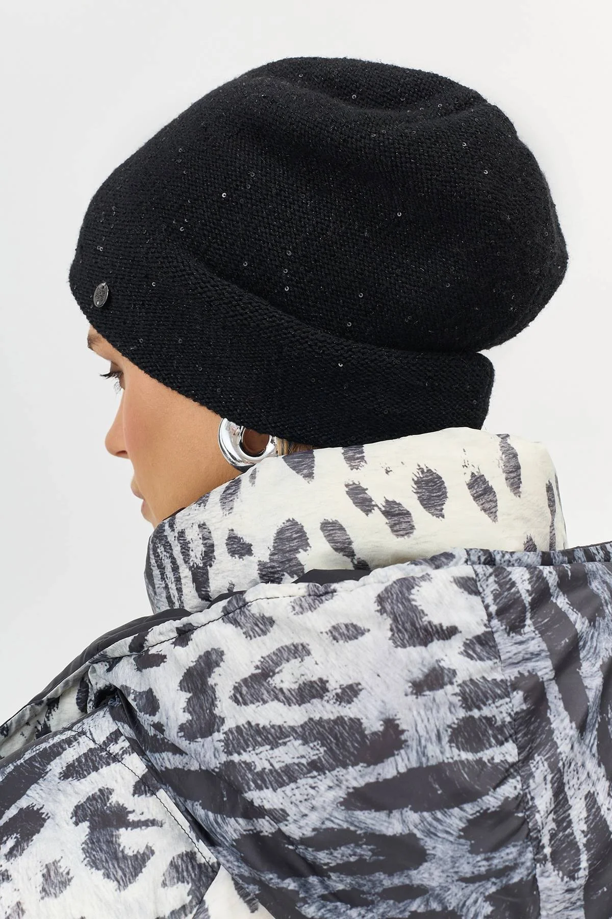 Черная шапка с деликатными пайетками, One