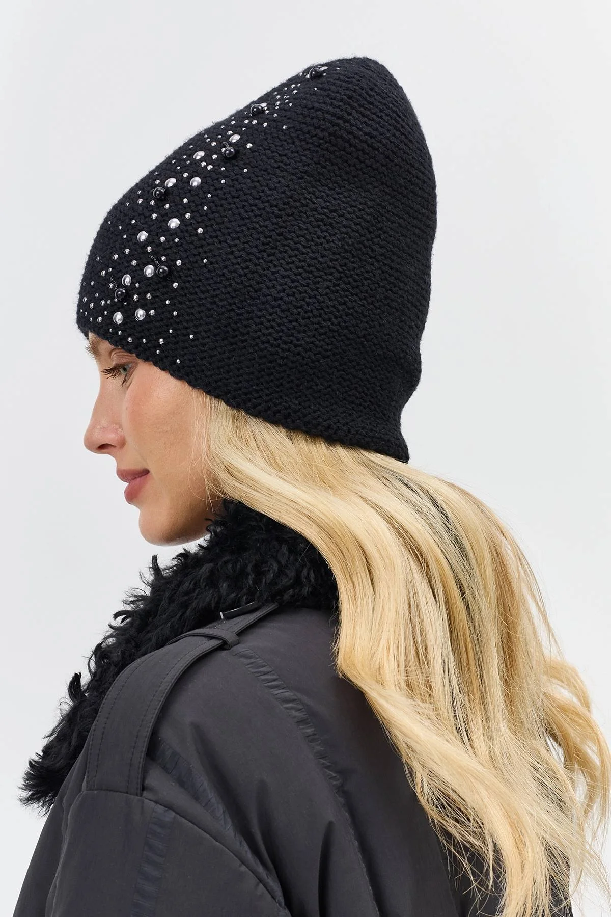 Черная шапка с декором из мерцающих страз и жемчужин, One