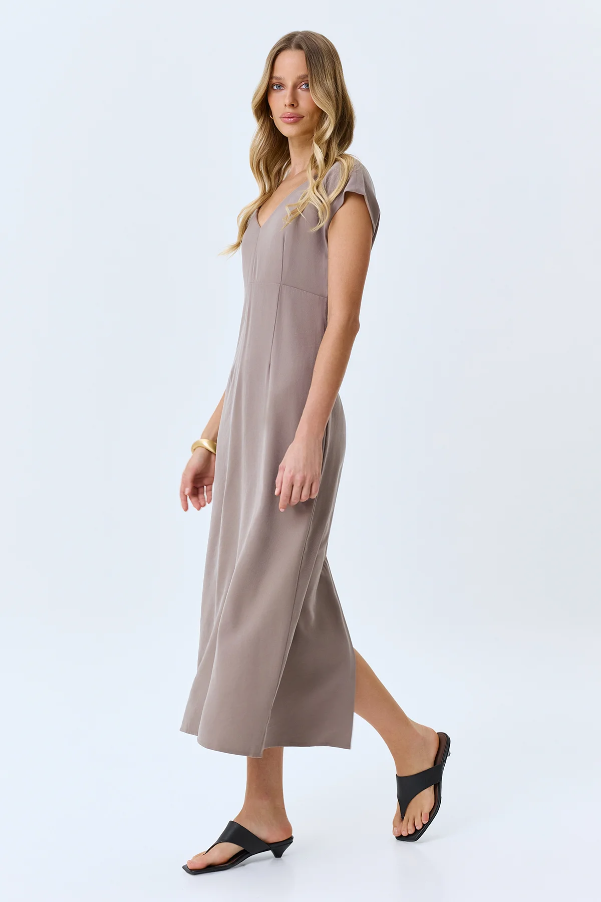 Приталенное платье с V-образным вырезом, 46