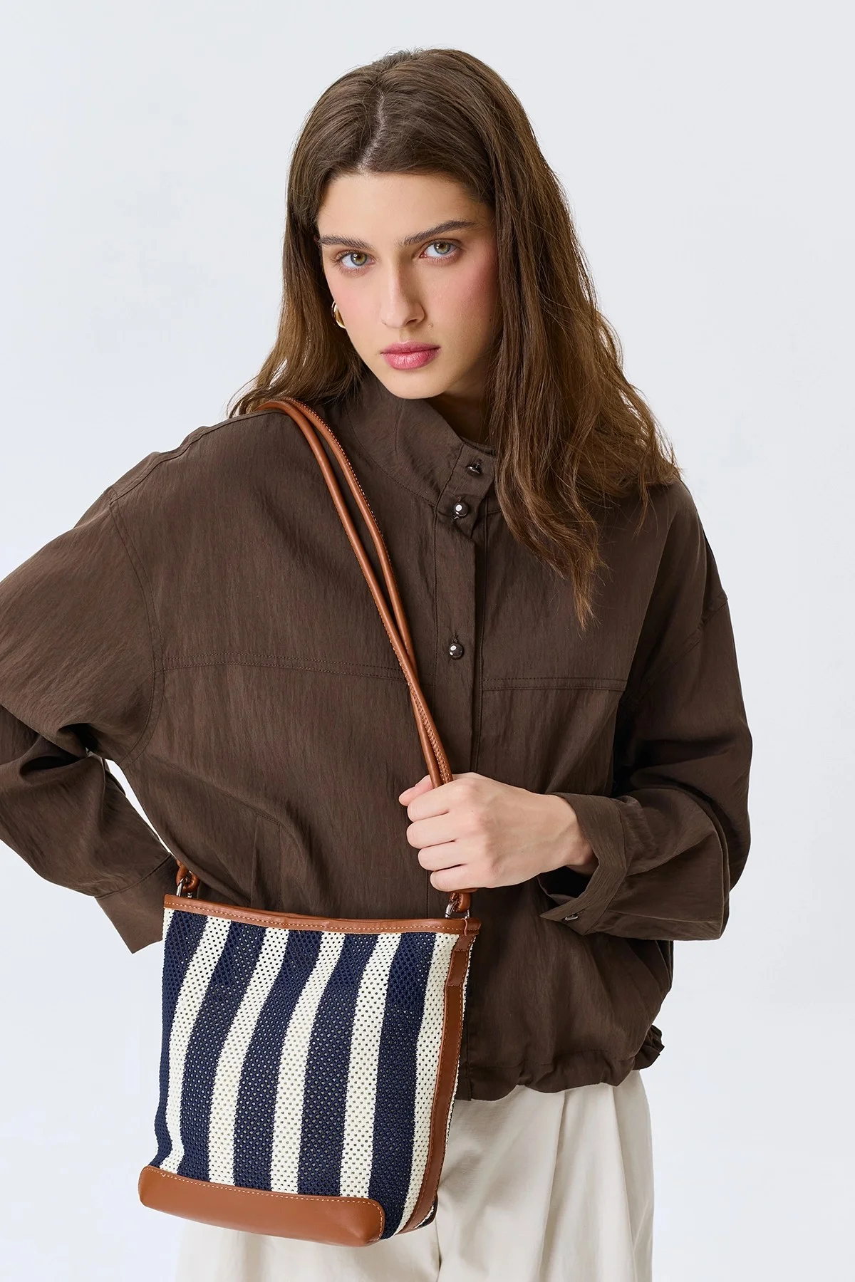 Комплект из плетеной сумки и косметички, One