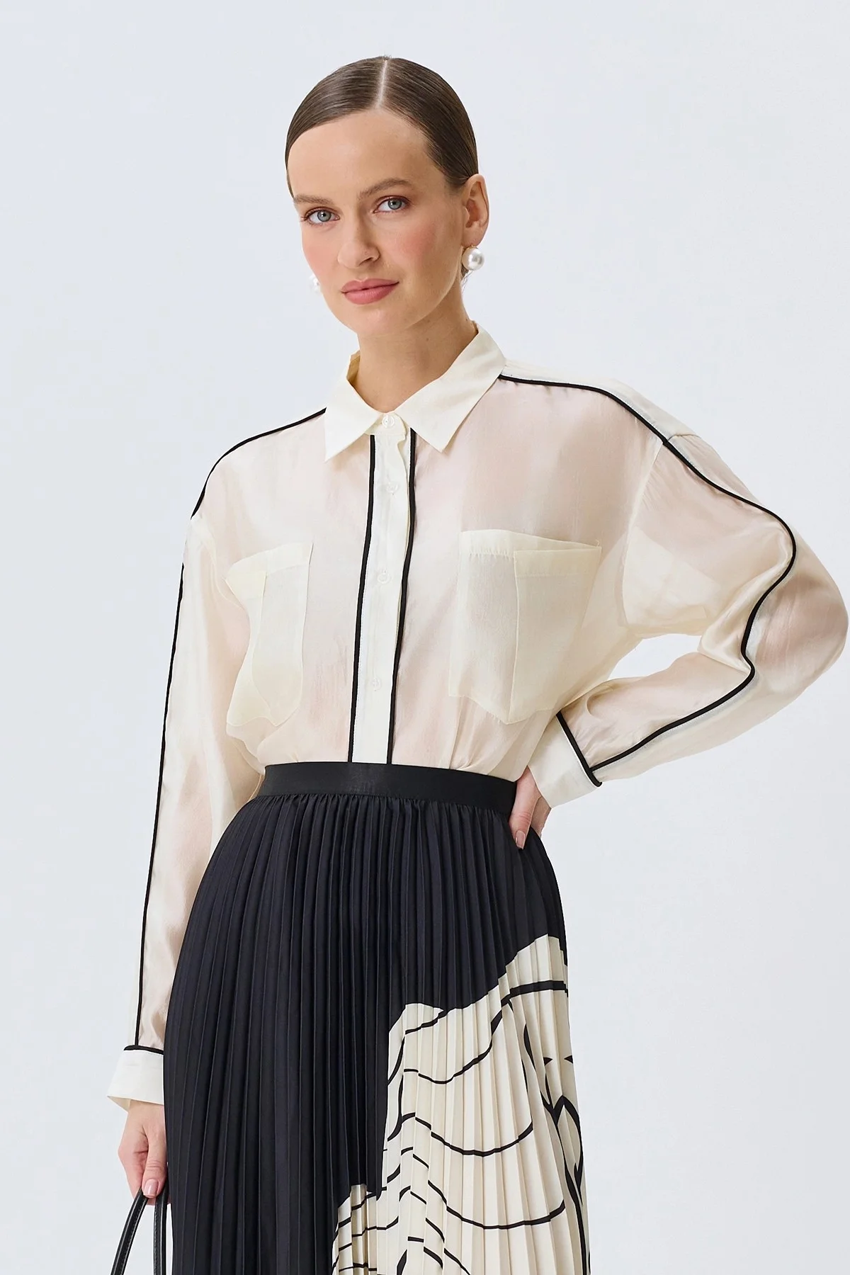 Полупрозрачная блузка с контрастными кантами, 36