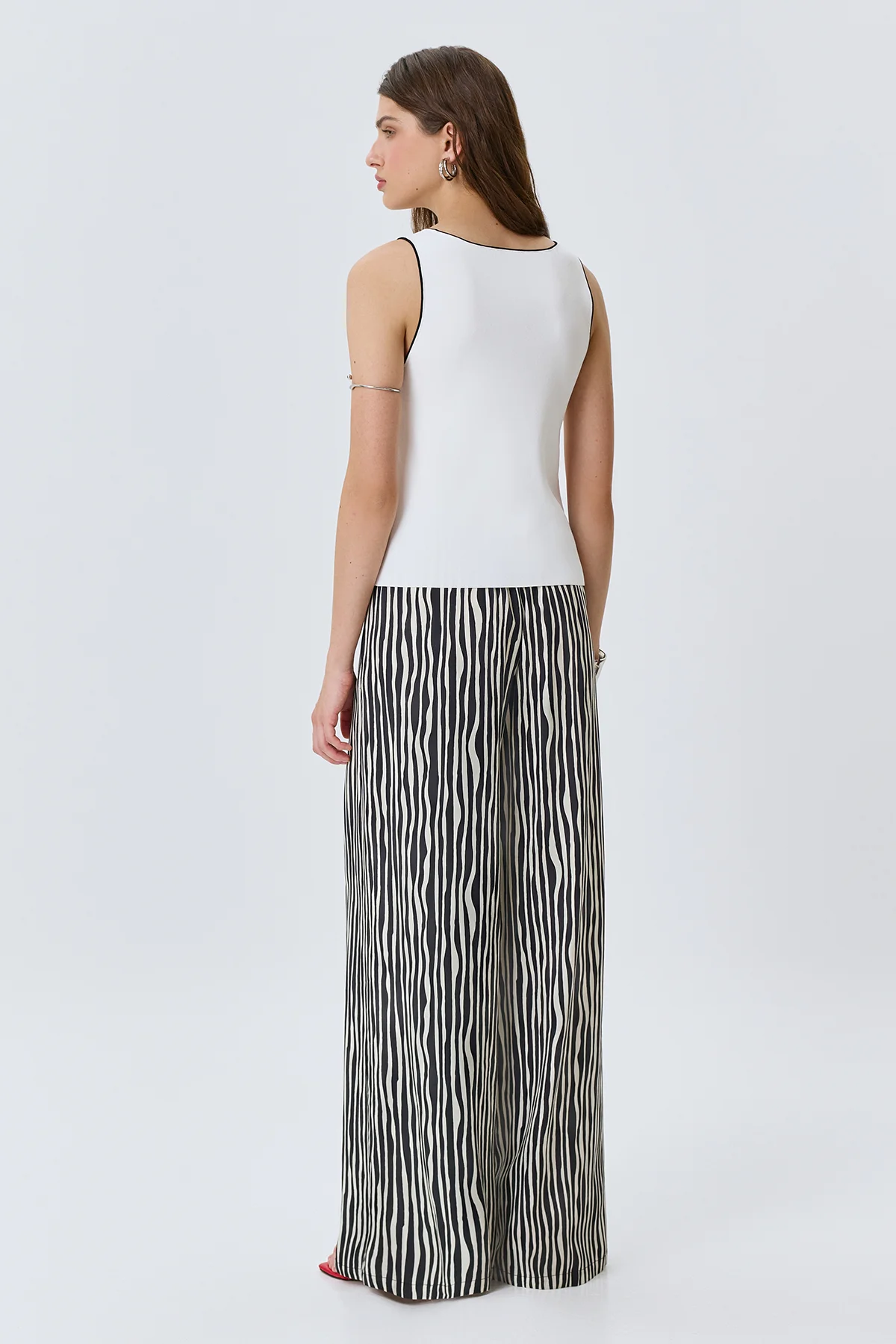 Брюки в монохромную полоску, 48