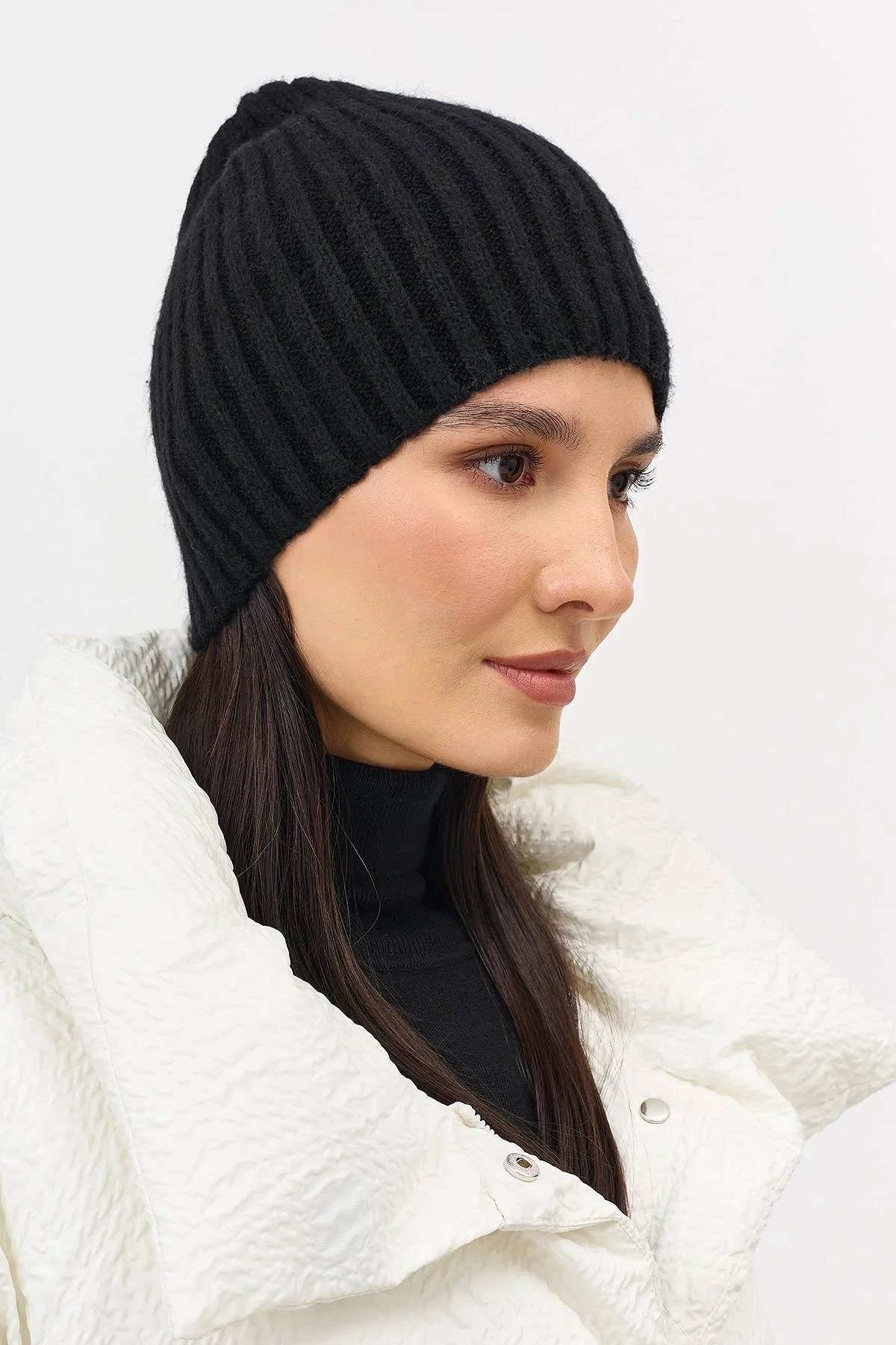 Черная шапка бини в рубчик с ангорой, One