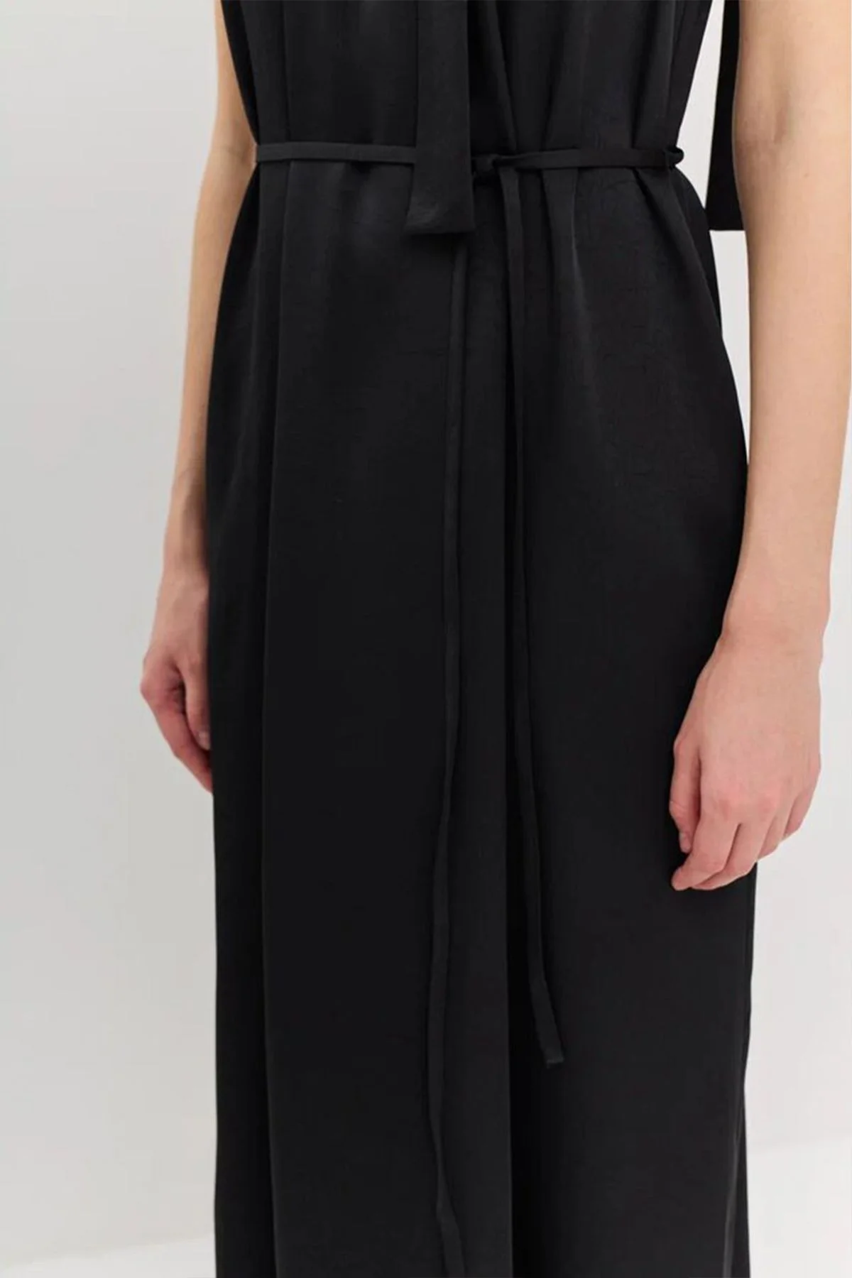 Платье миди с боковыми карманами в чёрном цвете, 48р