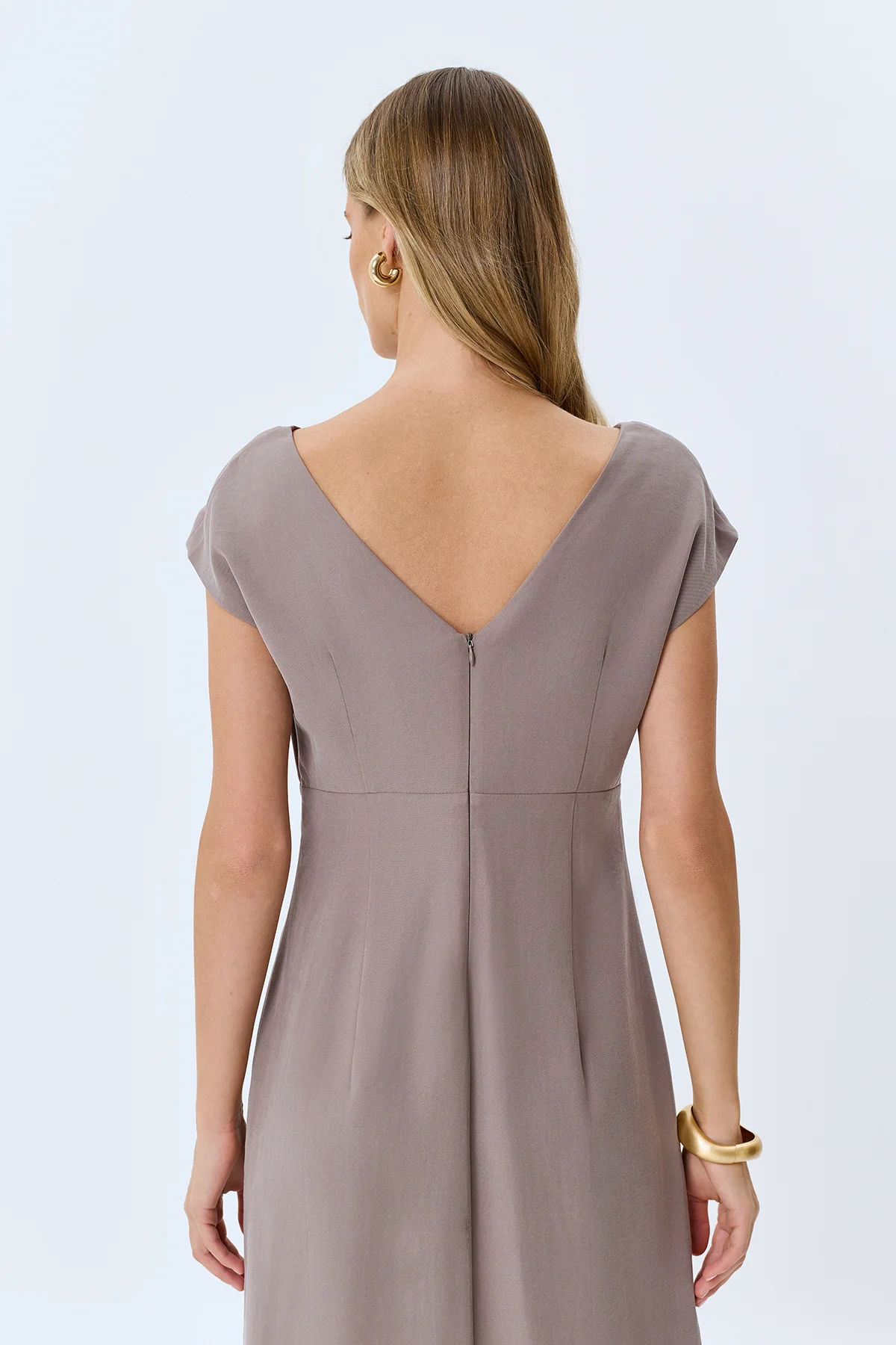 Приталенное платье с V-образным вырезом, 48