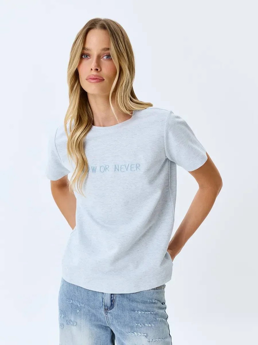 Меланжевая футболка с деликатной вышивкой, 48