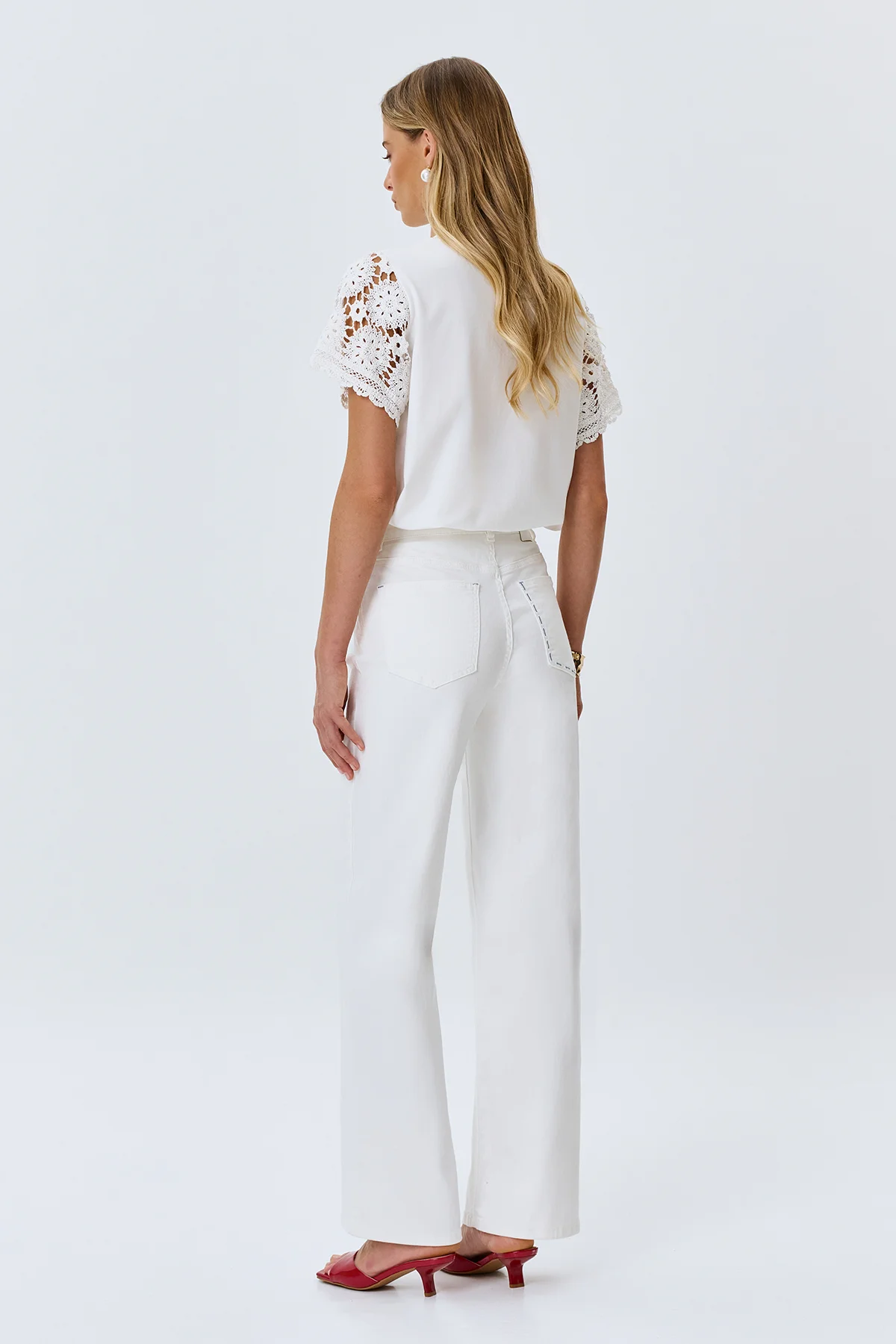 Белые джинсы с вышивкой и цветной фурнитурой, 48