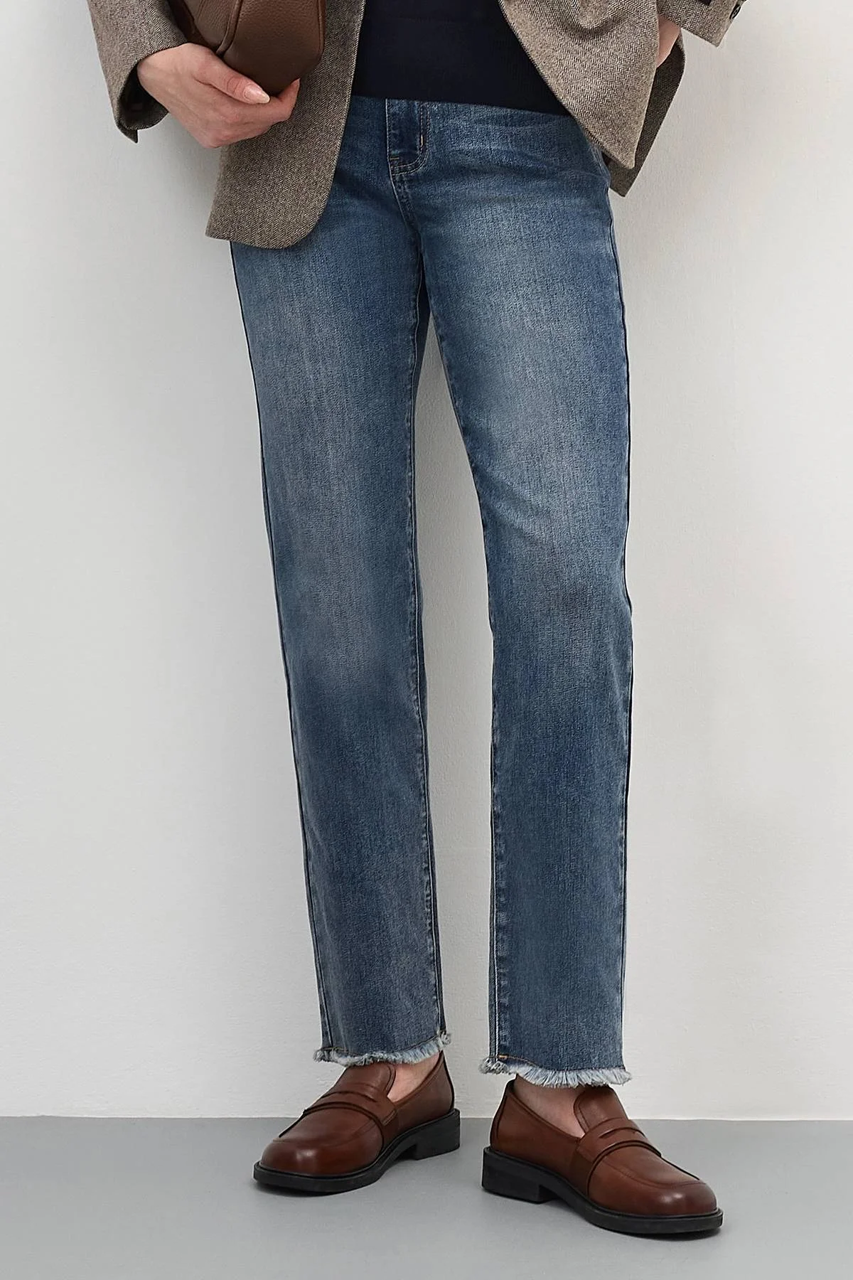 Джинсы с деликатной варкой и бахромой, 50