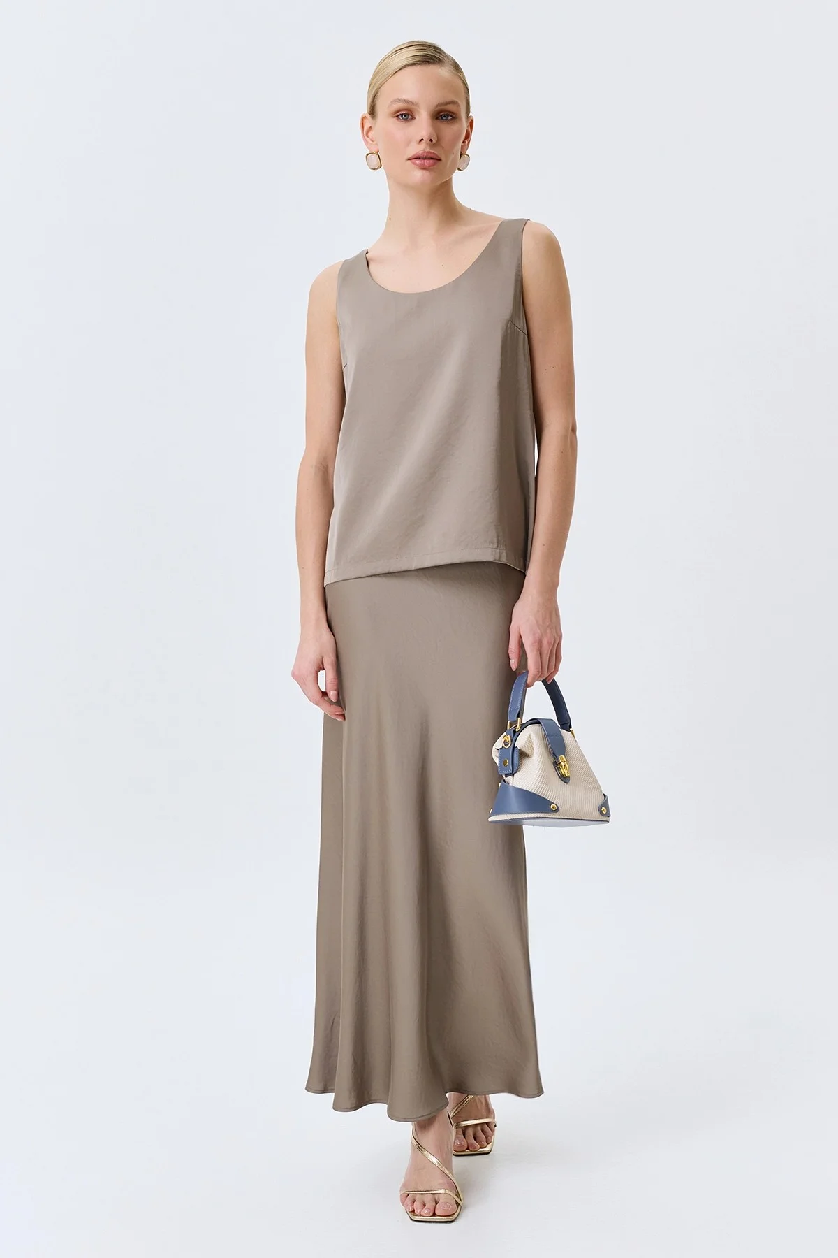 Свободный сатиновый топ в цвете кофе, 48