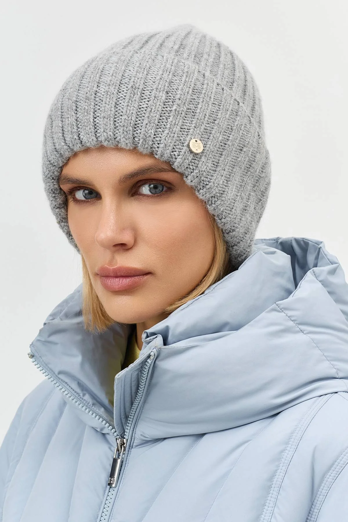 Серая объемная шапка в рубчик, One