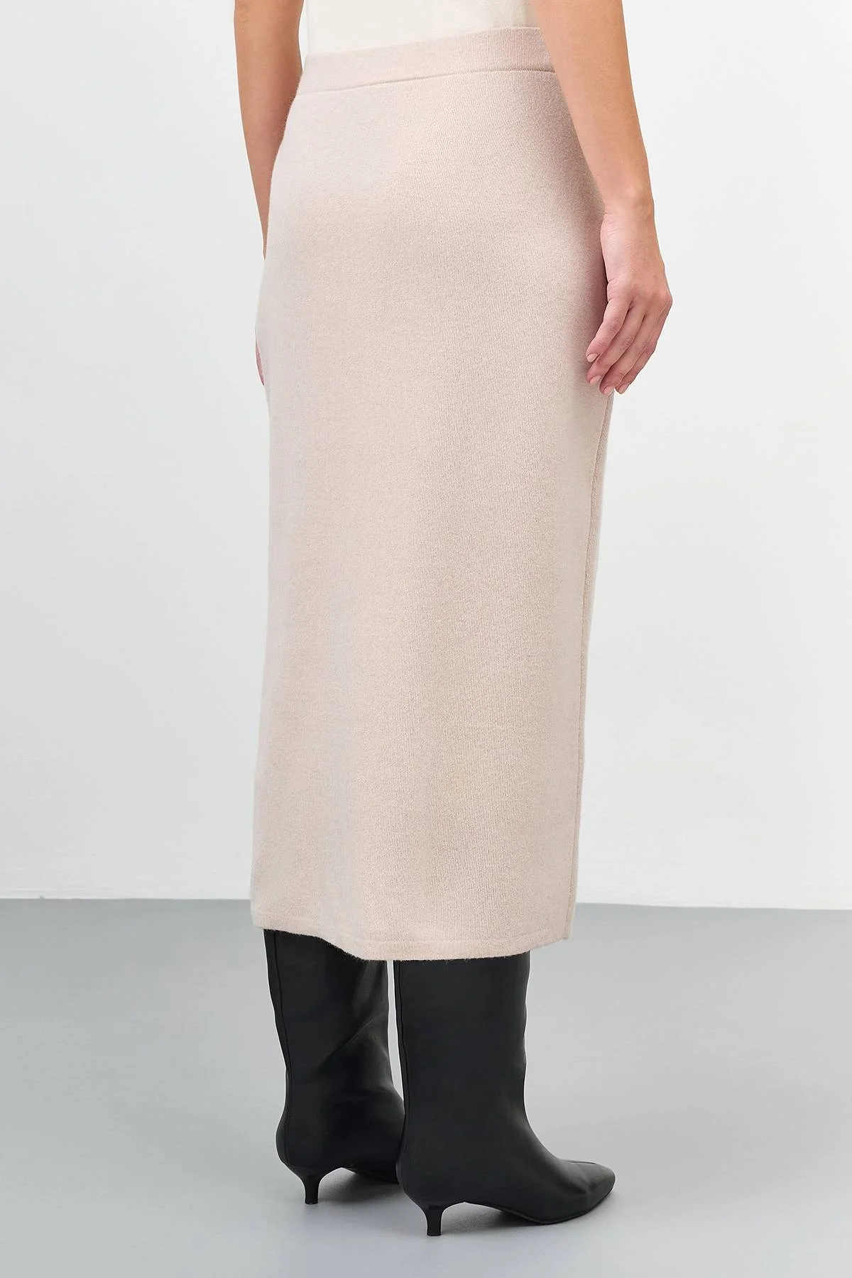 Светлая вязаная юбка-карандаш, 50