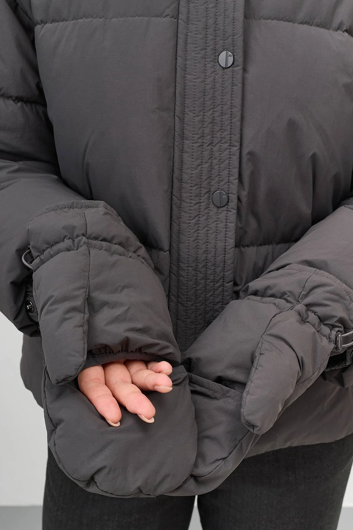 Лимитированная серия графитовая куртка с четким кроем и асимметрией с варежками, 50