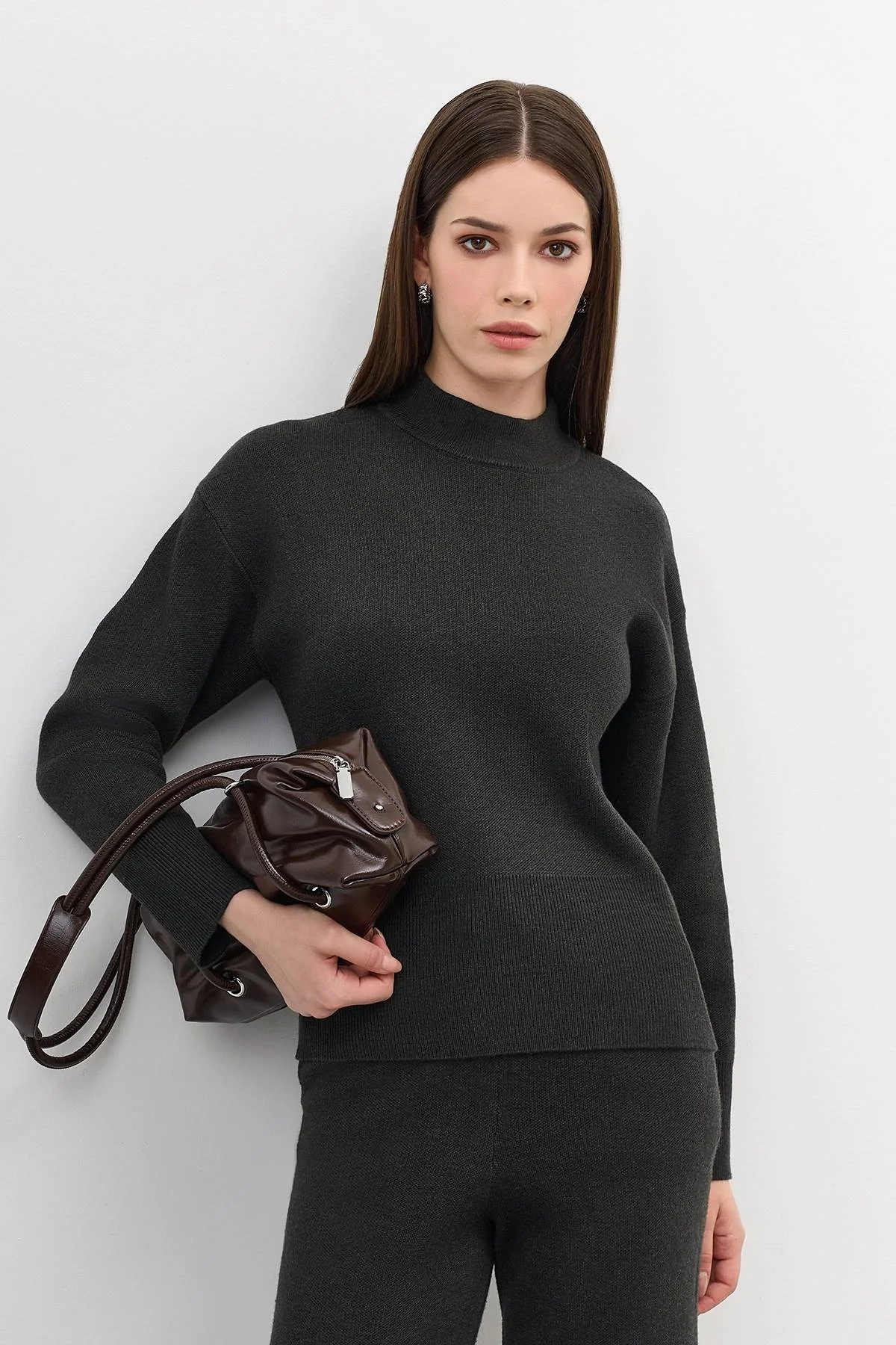 Темный свободный свитер с шерстью, 42