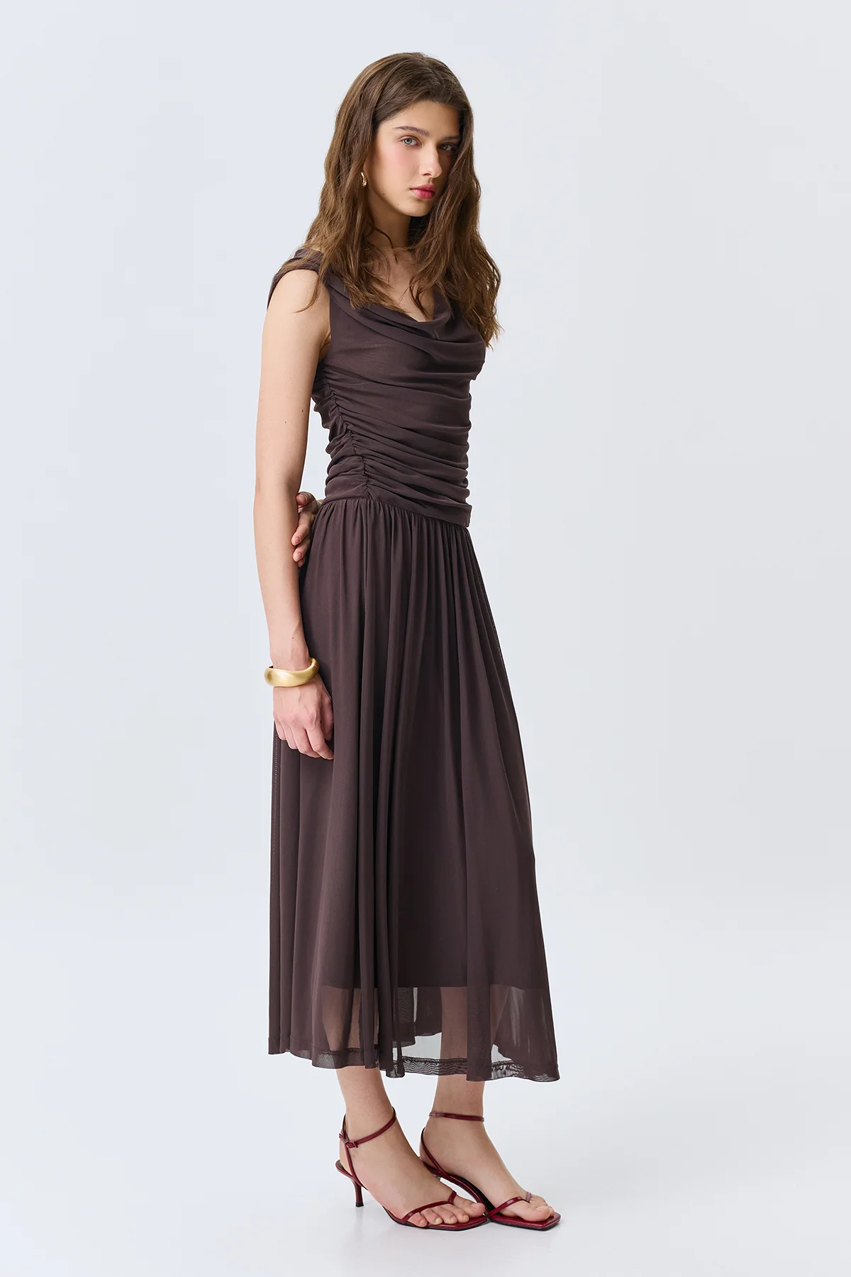 Платье с открытыми плечами, 48