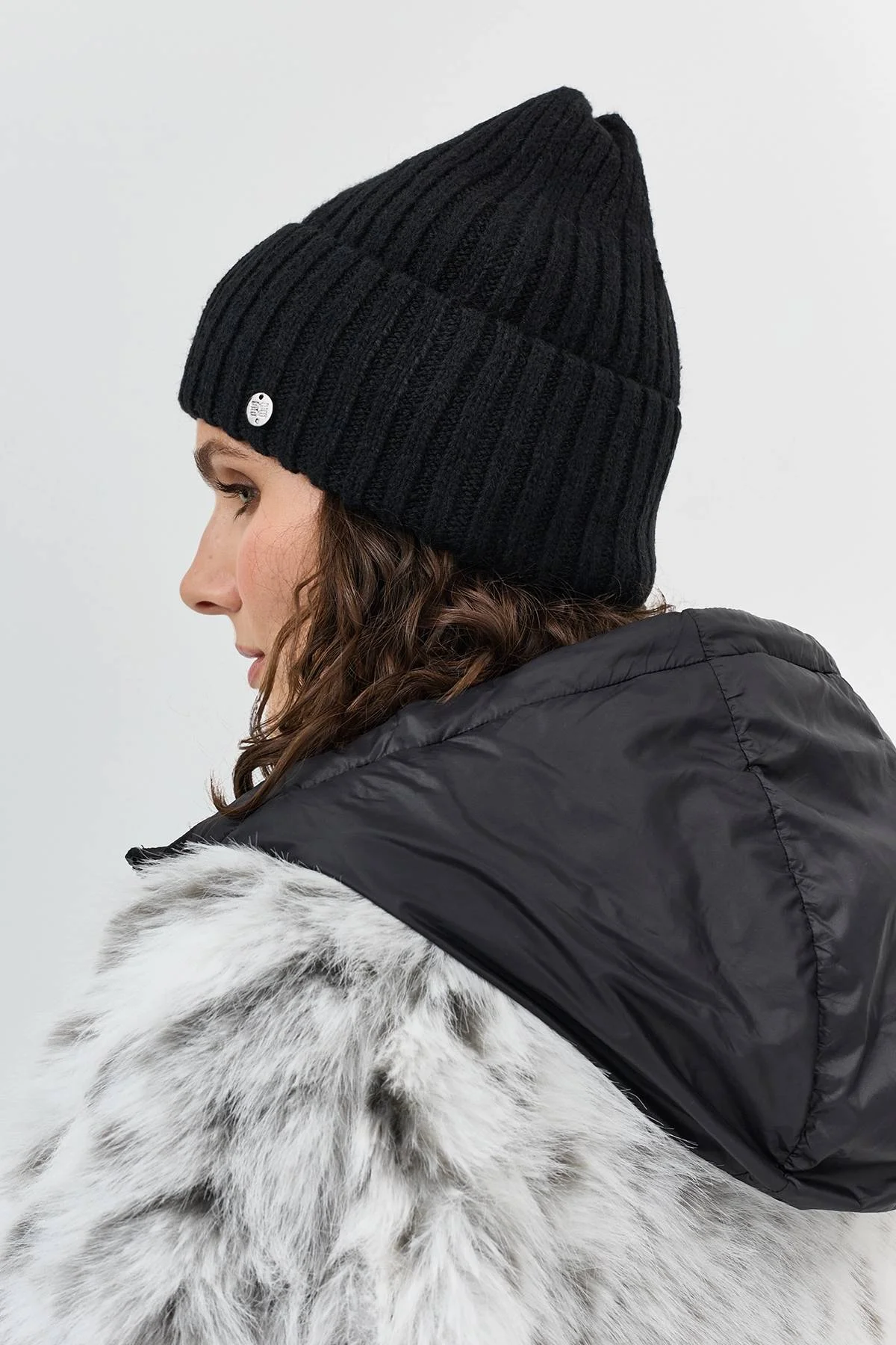 Черная объемная шапка в рубчик, One