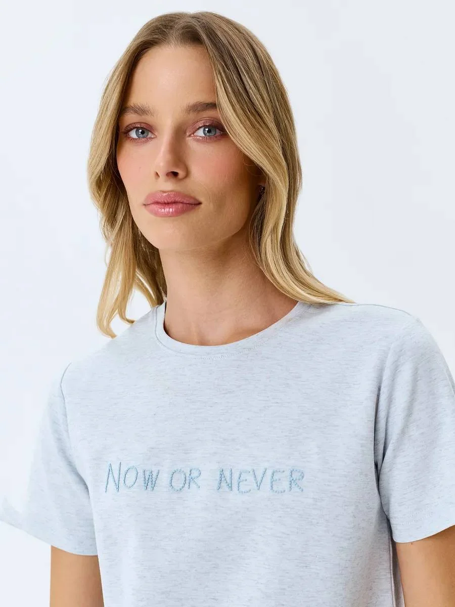 Меланжевая футболка с деликатной вышивкой, 52