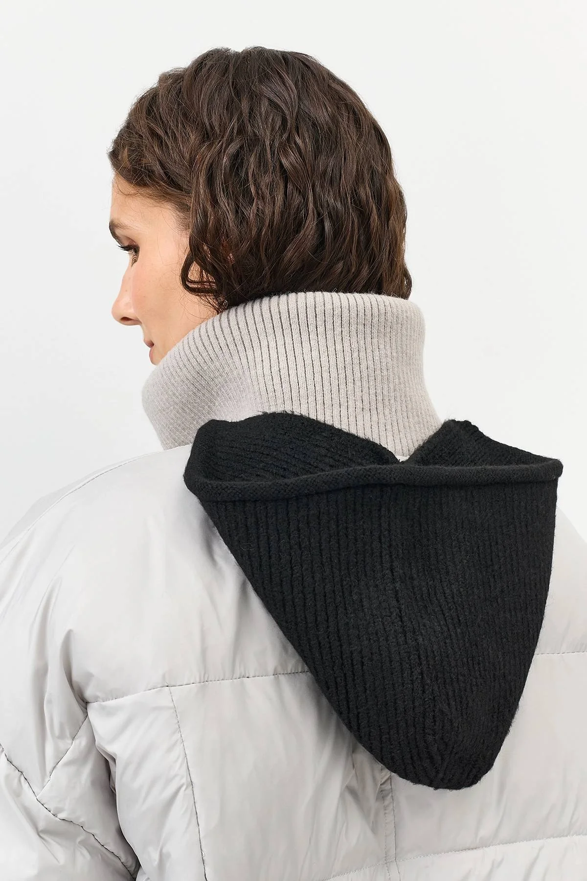 Черная шапка-чепчик с завязками, One