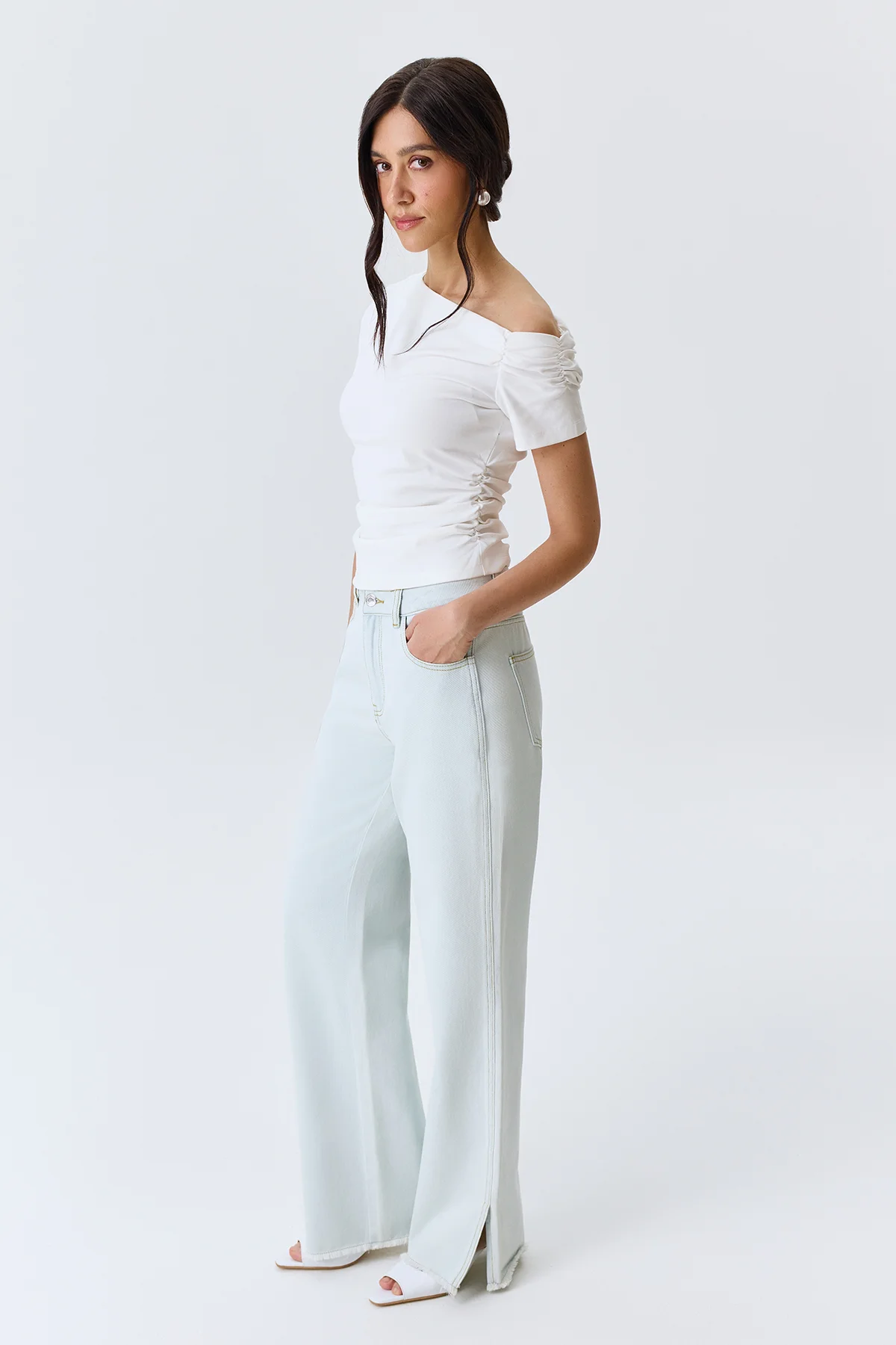 Светлые джинсы с разрезами, 48