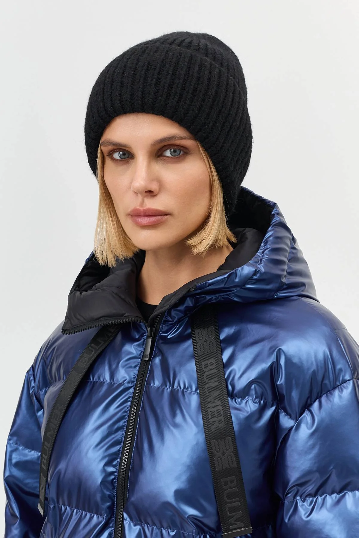 Черная шапка бини с люрексом и пайетками, One