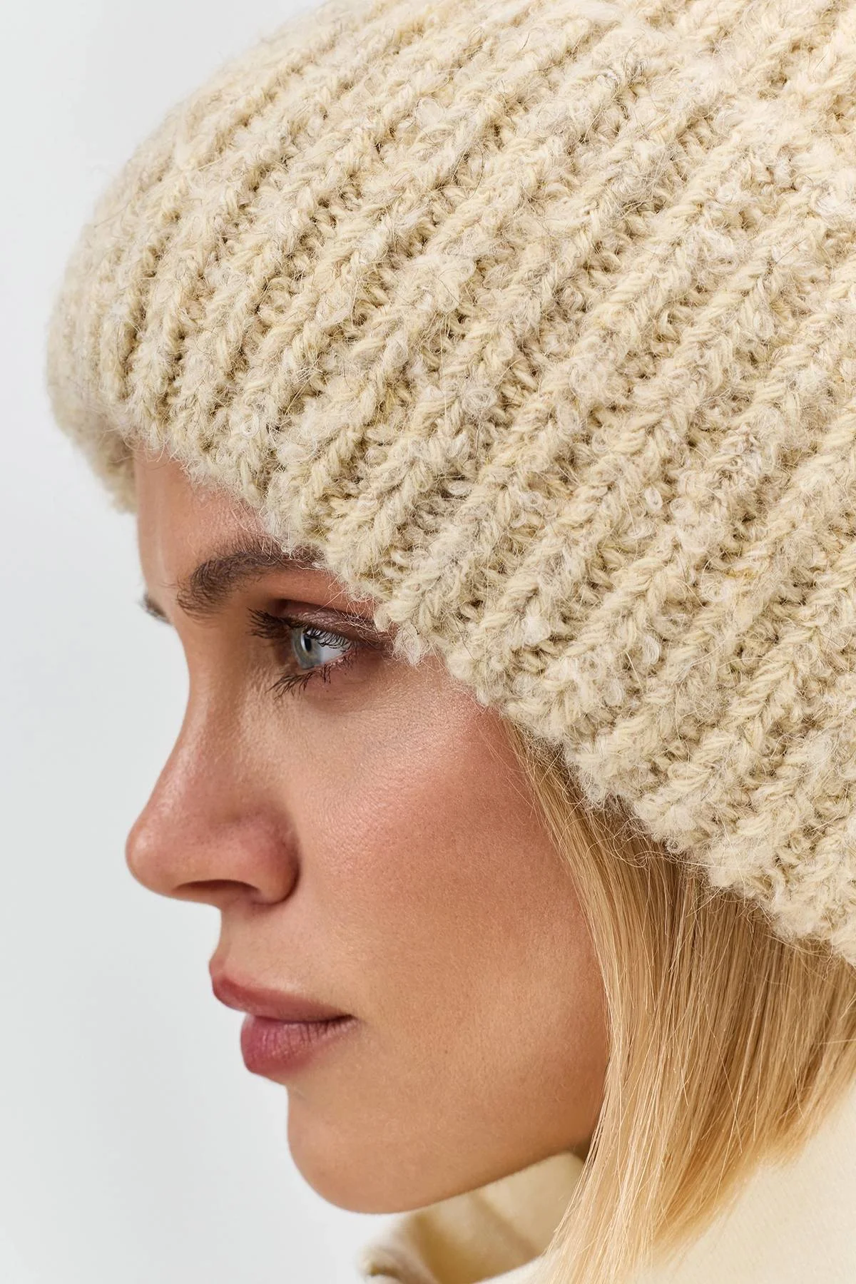 Светлая шапка бини в рубчик с ангорой, One