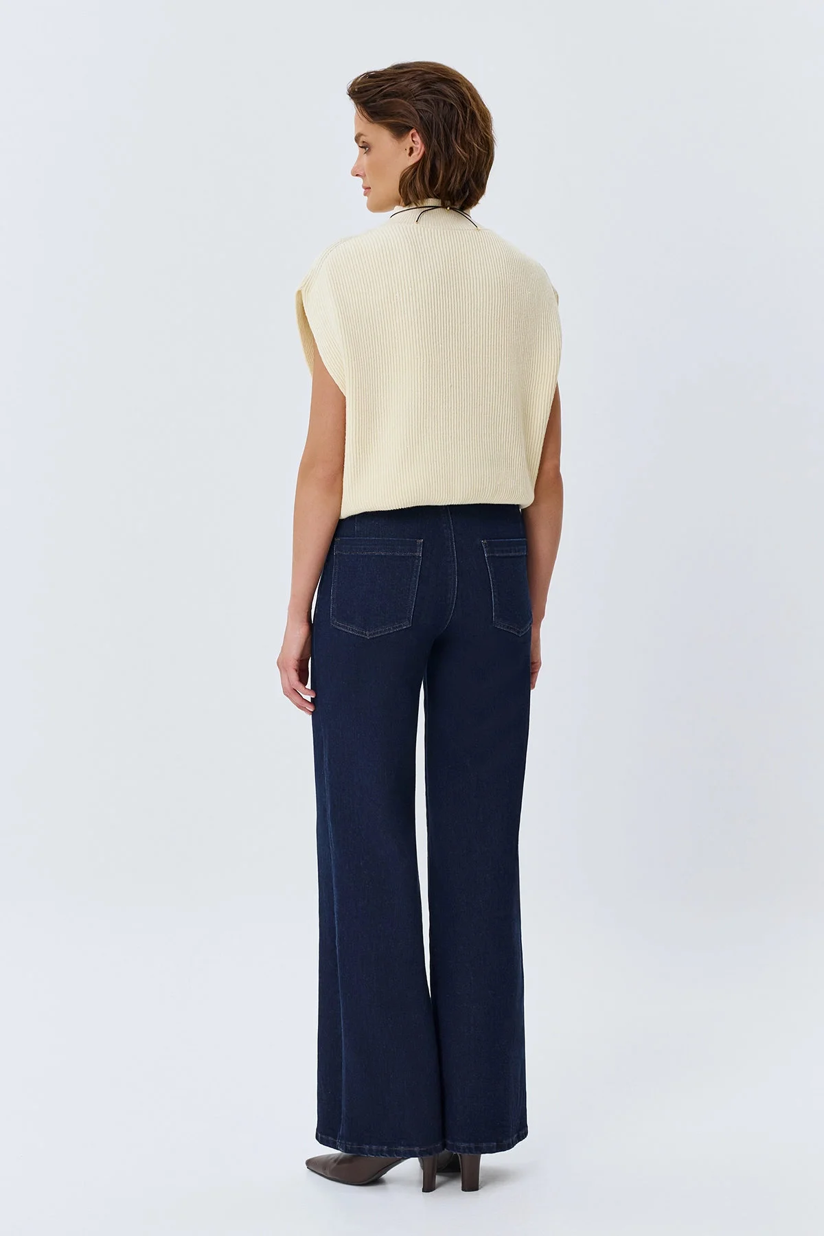 Джинсы с акцентными рельефами, 48