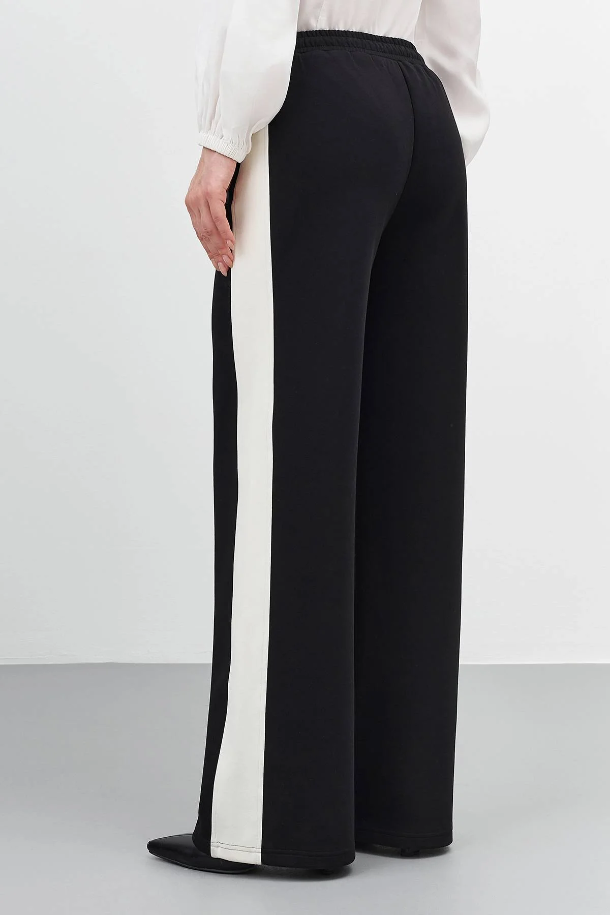 Брюки с контрастными лампасами, 46 Брюки с контрастными лампасами, 46