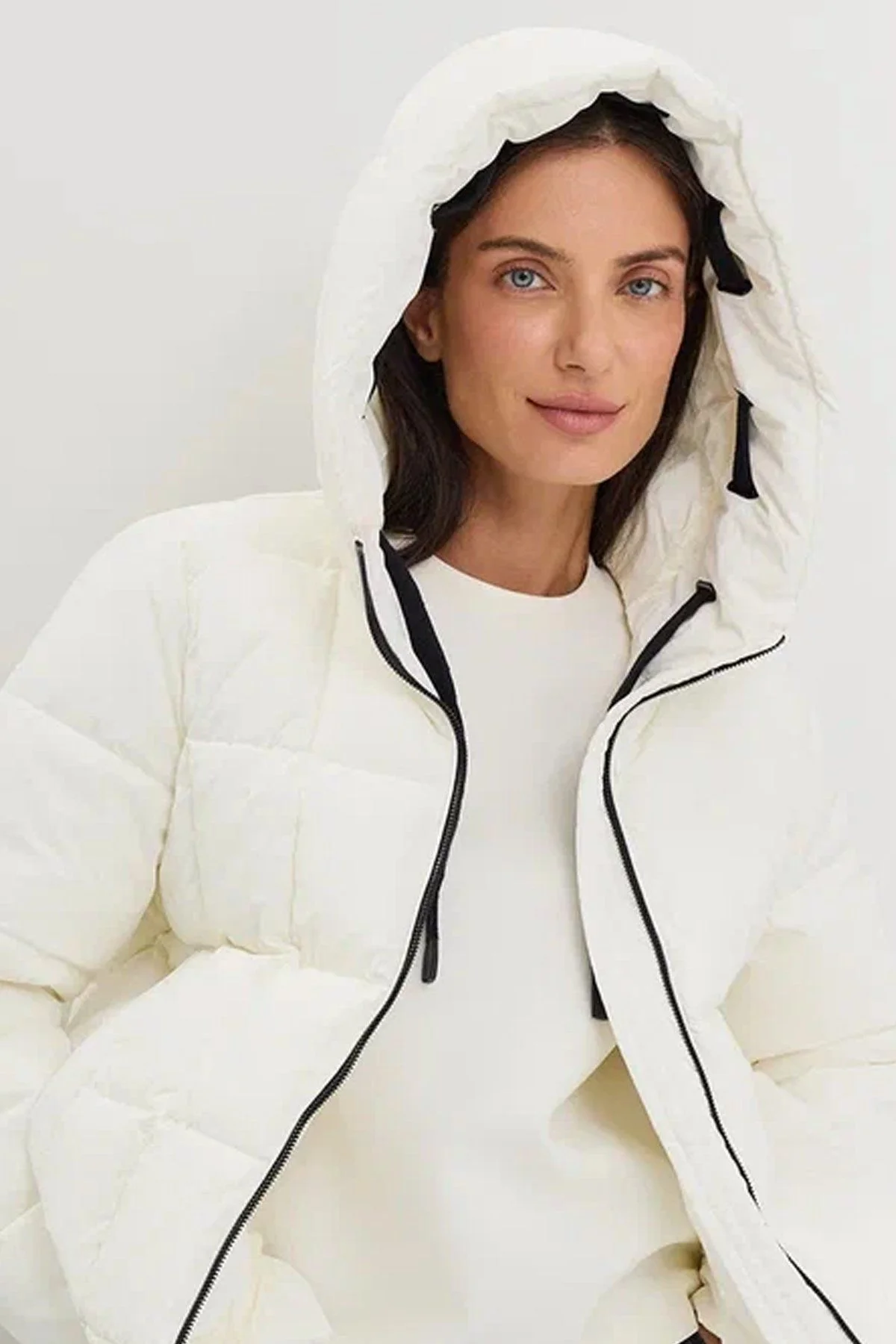 Куртка с декоративной тесьмой по линии капюшона, 52р