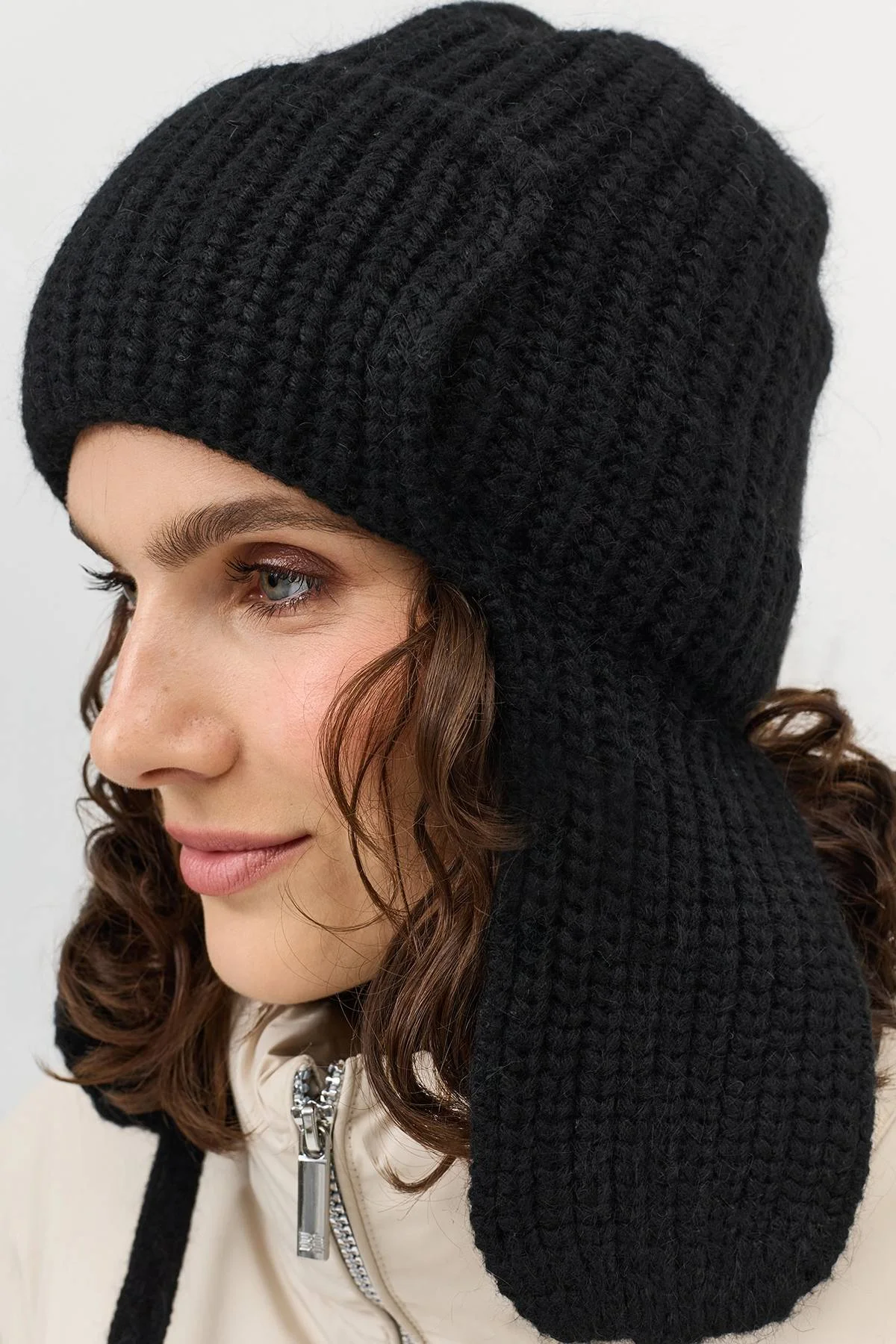 Черная шапка-ушанка с тонкими завязками, One