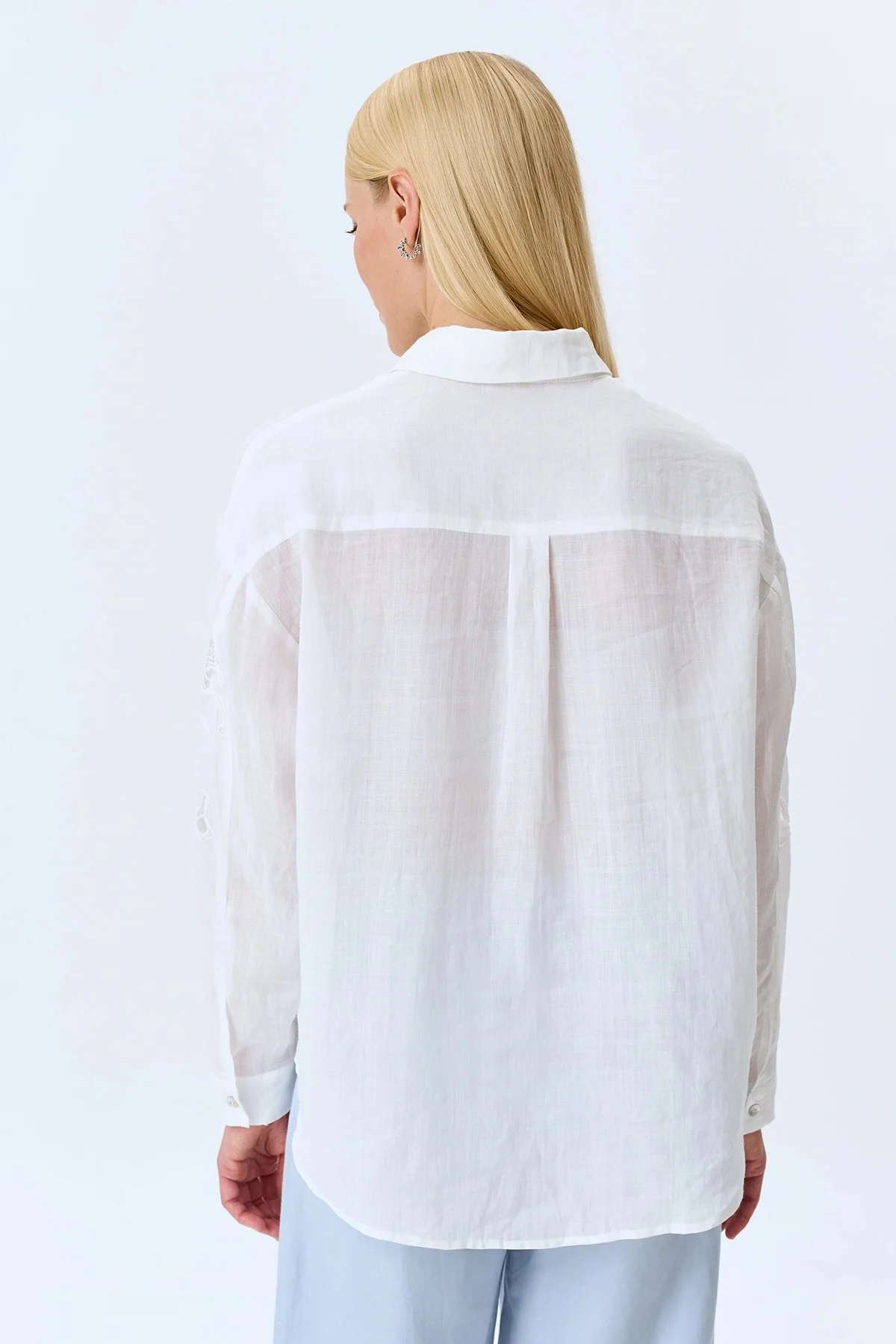 Удлиненная блузка с анималистичным принтом, 40