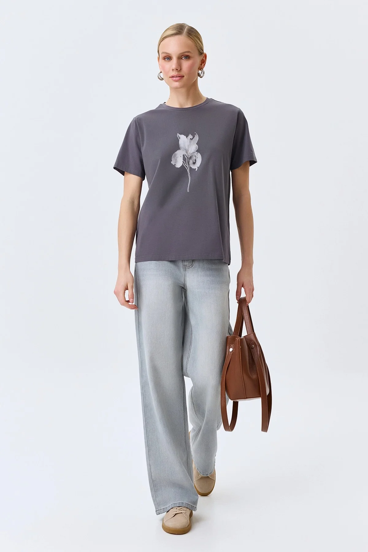 Серая футболка с флоральным принтом прямого силуэта, 46