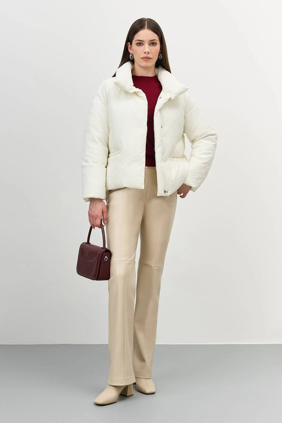 Лимитированная серия объемная куртка из фактурной ткани с палантином, 48