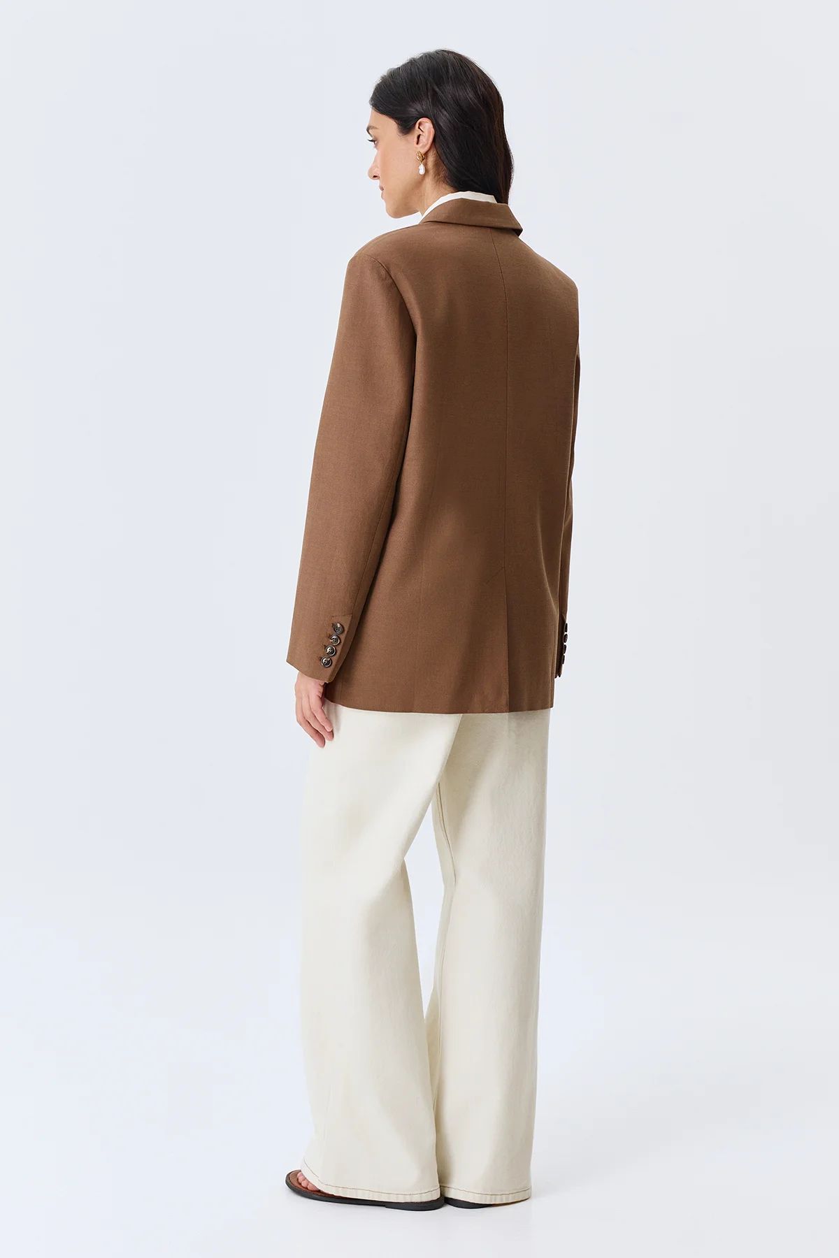 Светлые джинсы из фактурного денима, 52