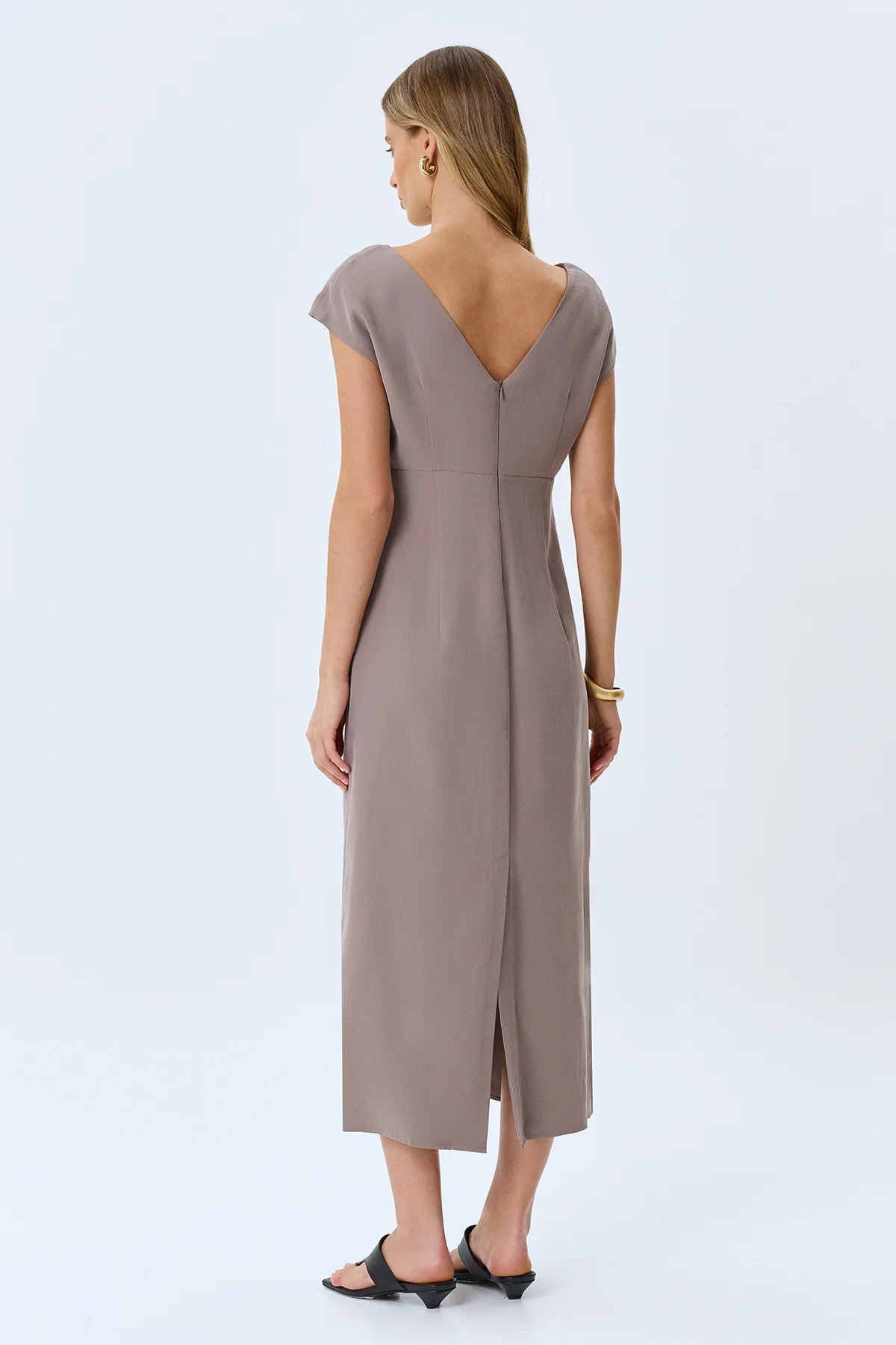 Приталенное платье с V-образным вырезом, 46