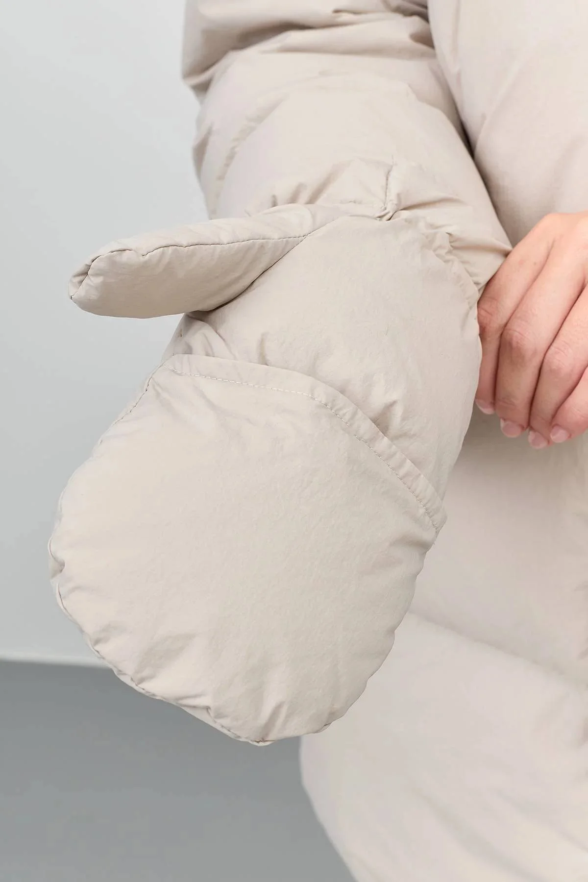 Пуховик с варежками светло-серый, 42