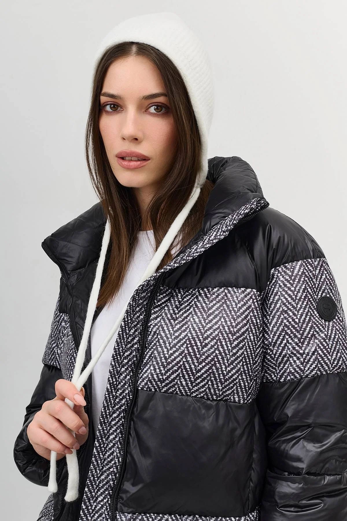 Белая шапка-чепчик с завязками, One