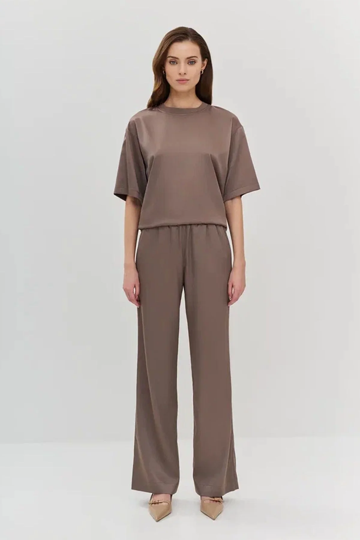 Прямые брюки в цвете какао с резинкой на талии, 48р