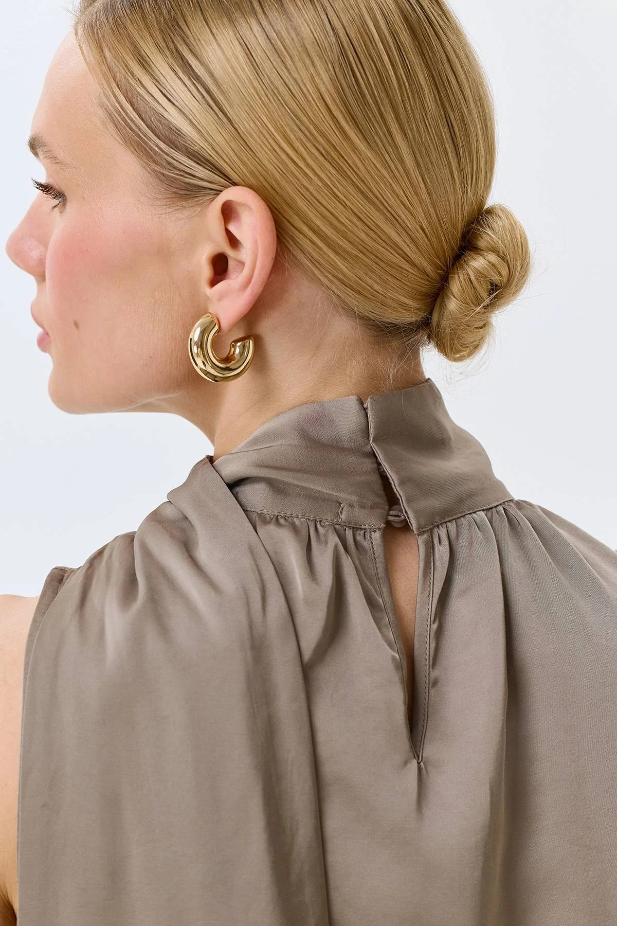 Топ халтер со струящимся шарфом в цвете моко, 50