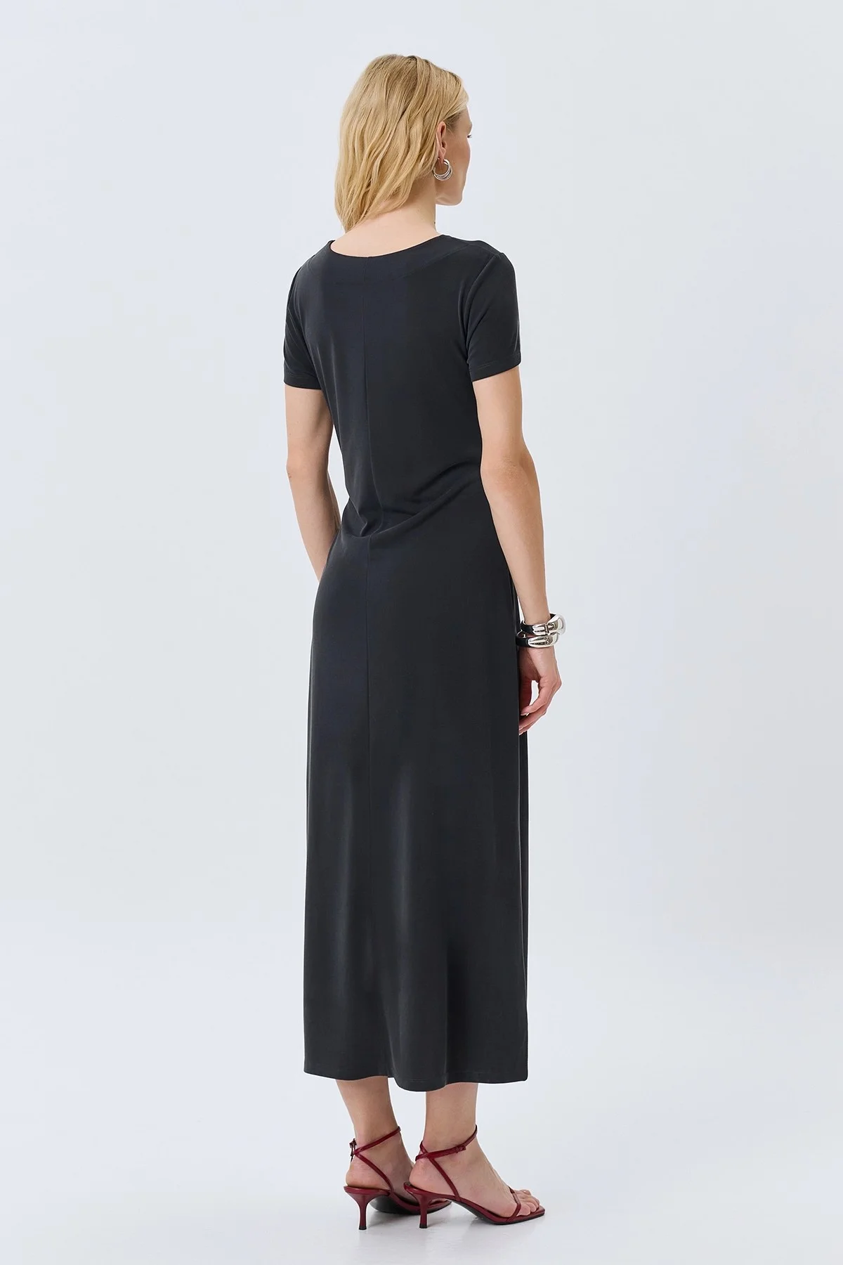 Элегантное платье с акцентной драпировкой, 48