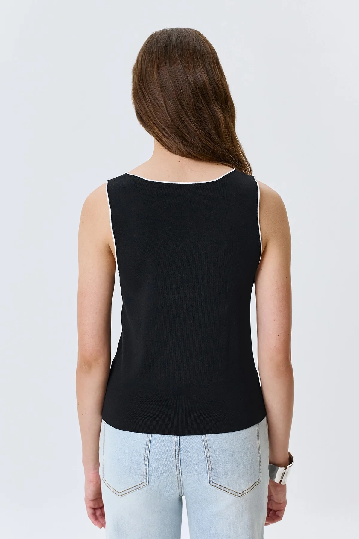 Топ из вискозы с контрастным кантом, 50