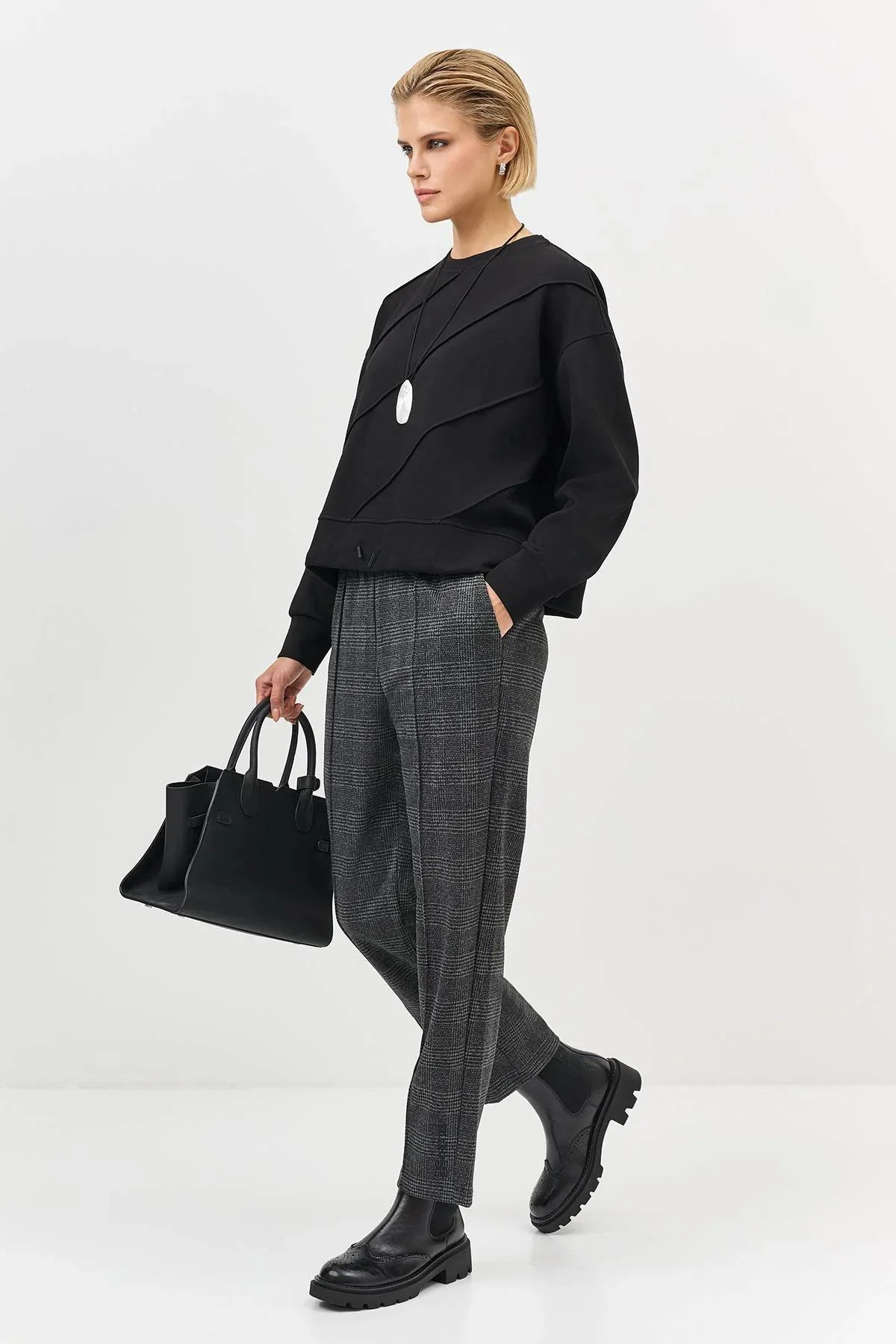 Свитшот с декоративными строчками, 40