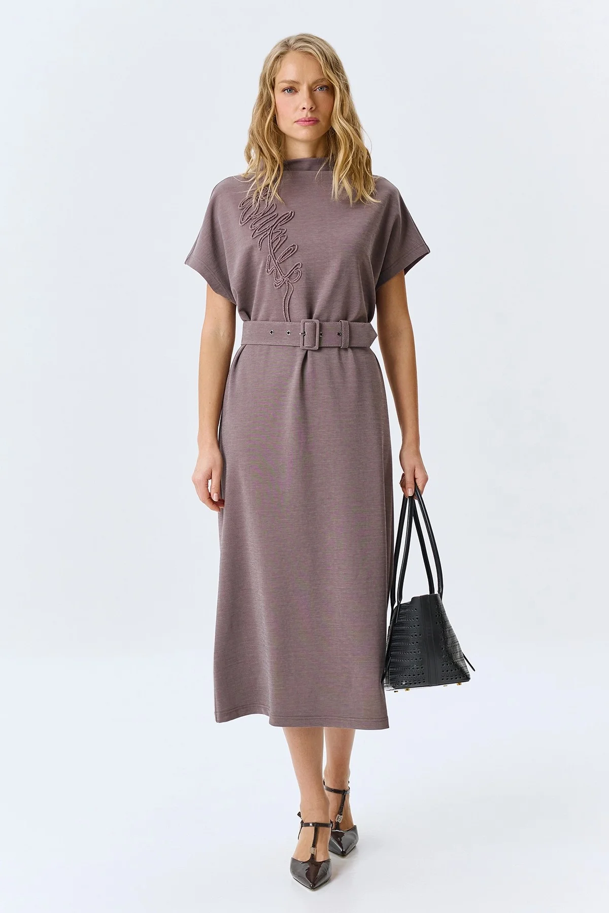 Трикотажное платье с вышивкой, 44