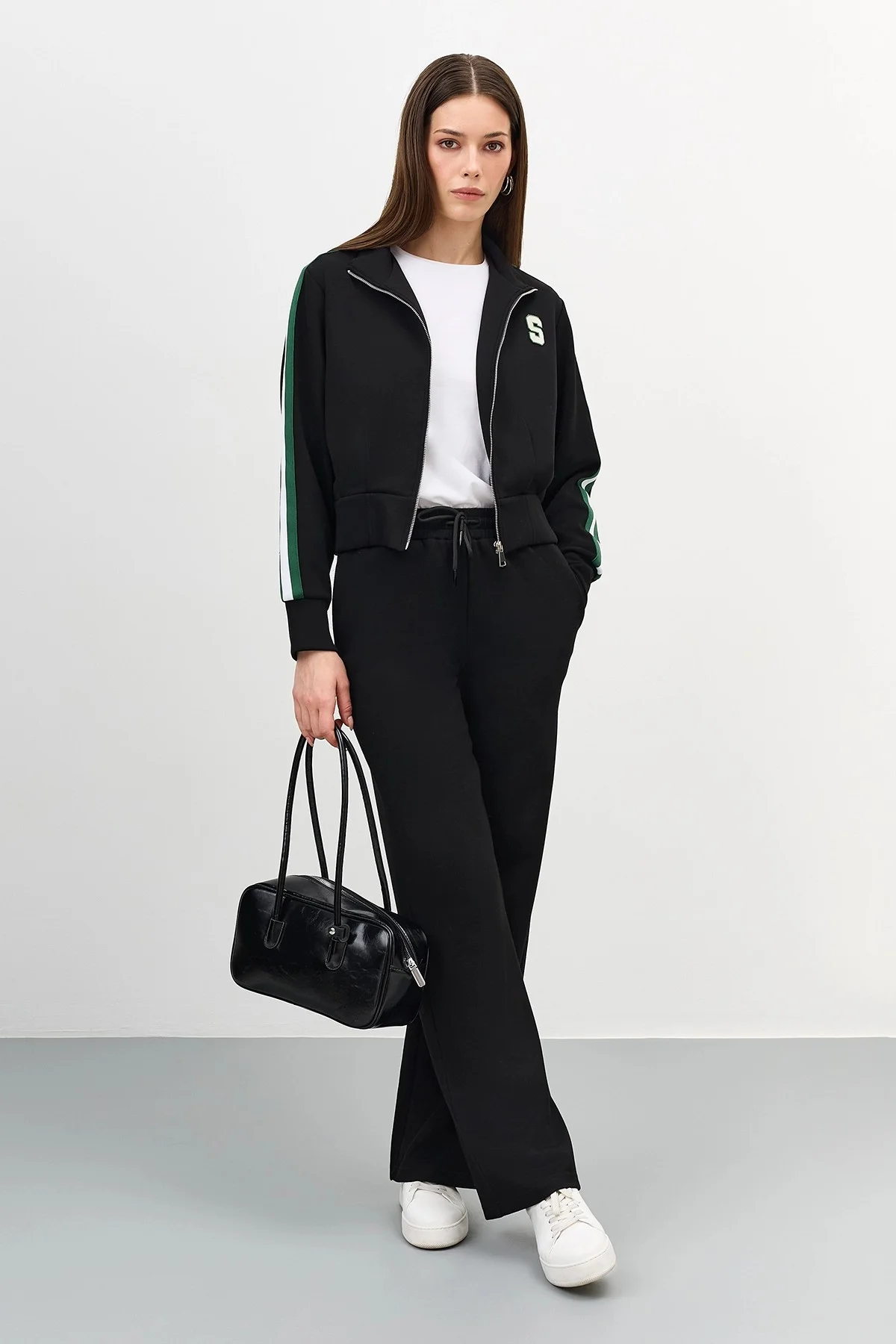 Трикотажный бомбер в спортивном стиле,50